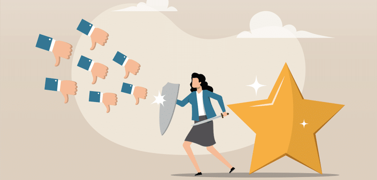 Foto: Andry Djumantara/iStock Frau mit Schild, wehrt sich gegen schlechte Bewertungen