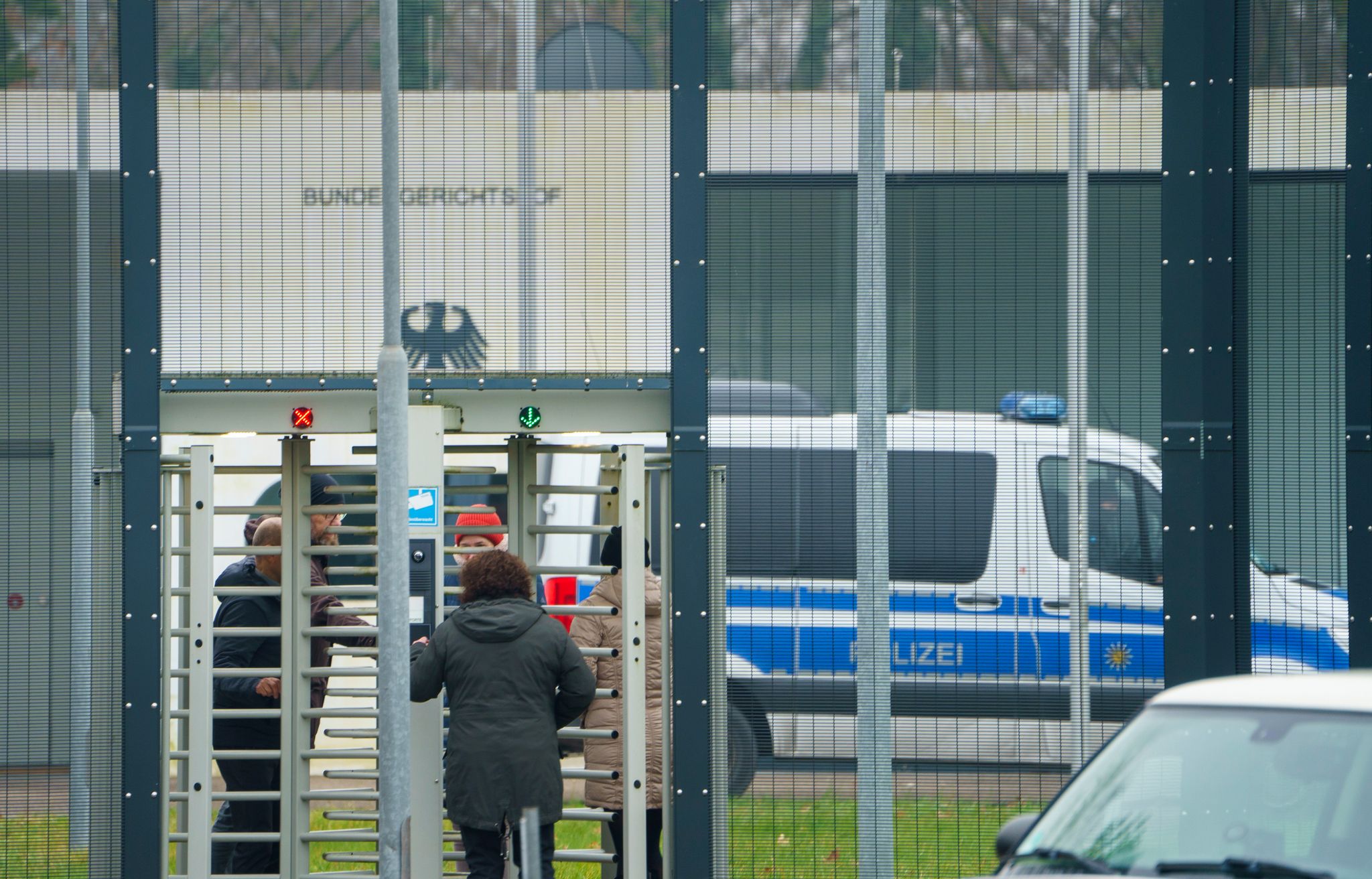 Die Bundesanwaltschaft will Haftbefehle beantragen. Ab dem Vormittag sollen die drei Festgenommenen beim Ermittlungsrichter des Bundesgerichtshofs vorgeführt werden.