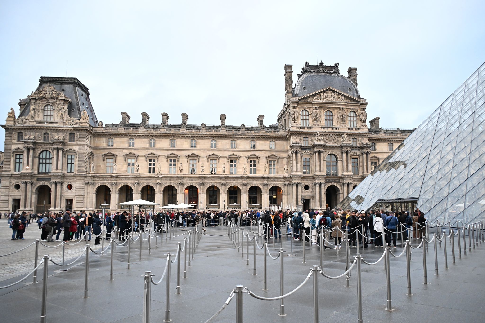 Nach dem Juwelendiebstahl im Pariser Louvre-Museum gehen die Ermittler von einer gut organisierten Bande aus.