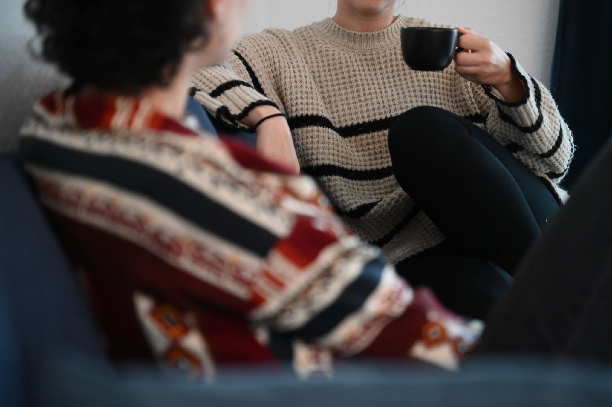 Präsenz und gemeinsames Aushalten der Situation sind wichtiger als perfekte Worte: Echtes Mitgefühl zeigt sich durch aufmerksames Dasein.