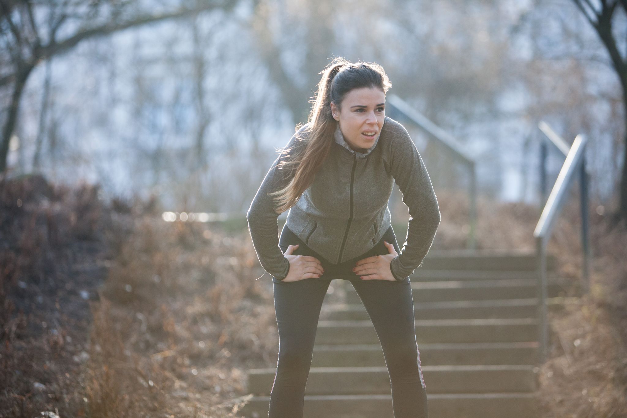 Gruß vom Bauchfell: Seitenstechen bremst Läuferinnen und Läufer aus.