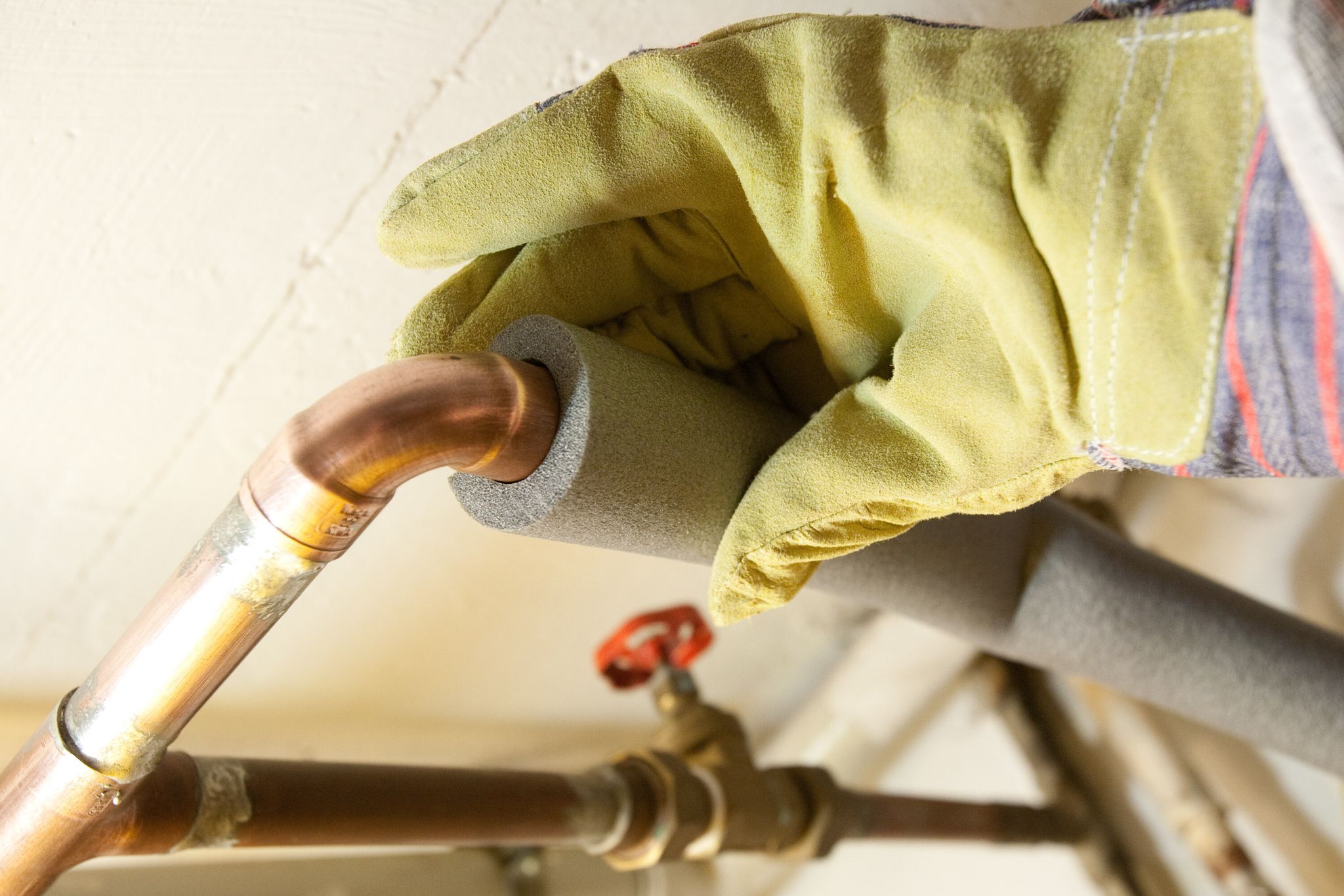 Sparpotenzial nutzen: Heizungsrohre dämmen und so Wärmeverluste clever vermeiden.