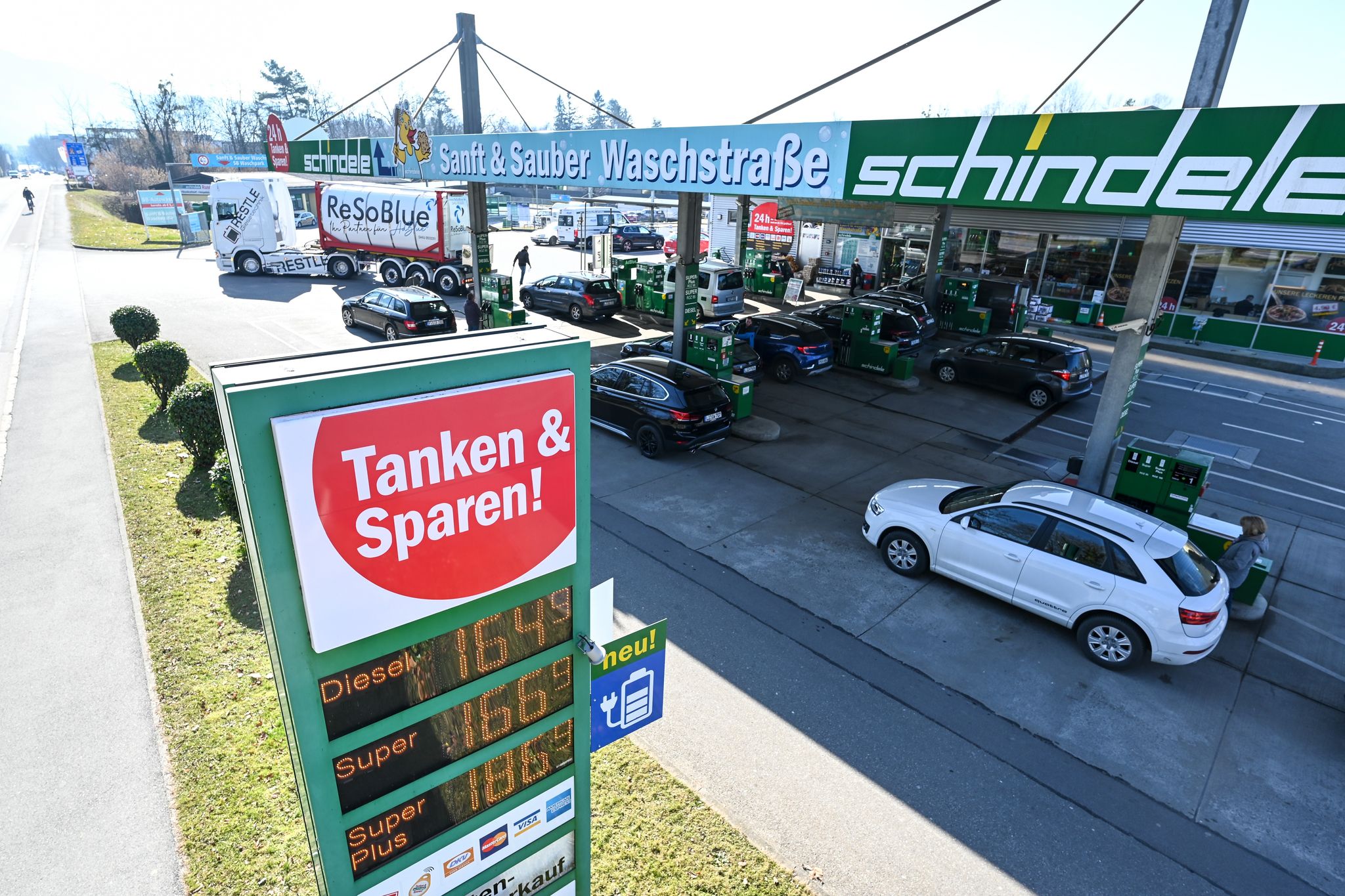 In Österreich tankt es sich in der Regel günstiger - das liegt aber nicht daran, dass die Preise nur einmal pro Tag angehoben werden dürfen. (Symbolbild)