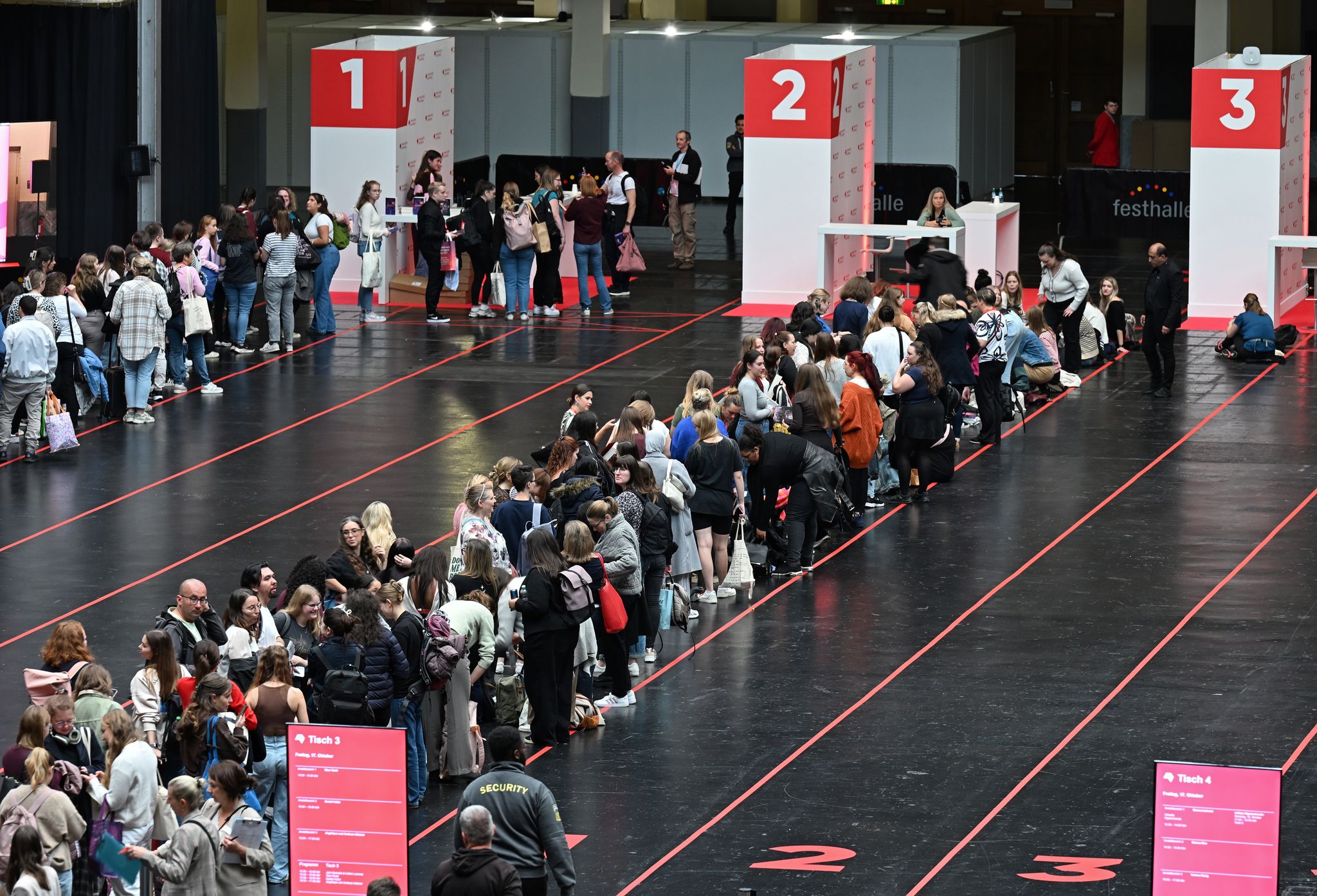 Warten auf Antonia Wesseling (links) und SenLinYu (rechts).