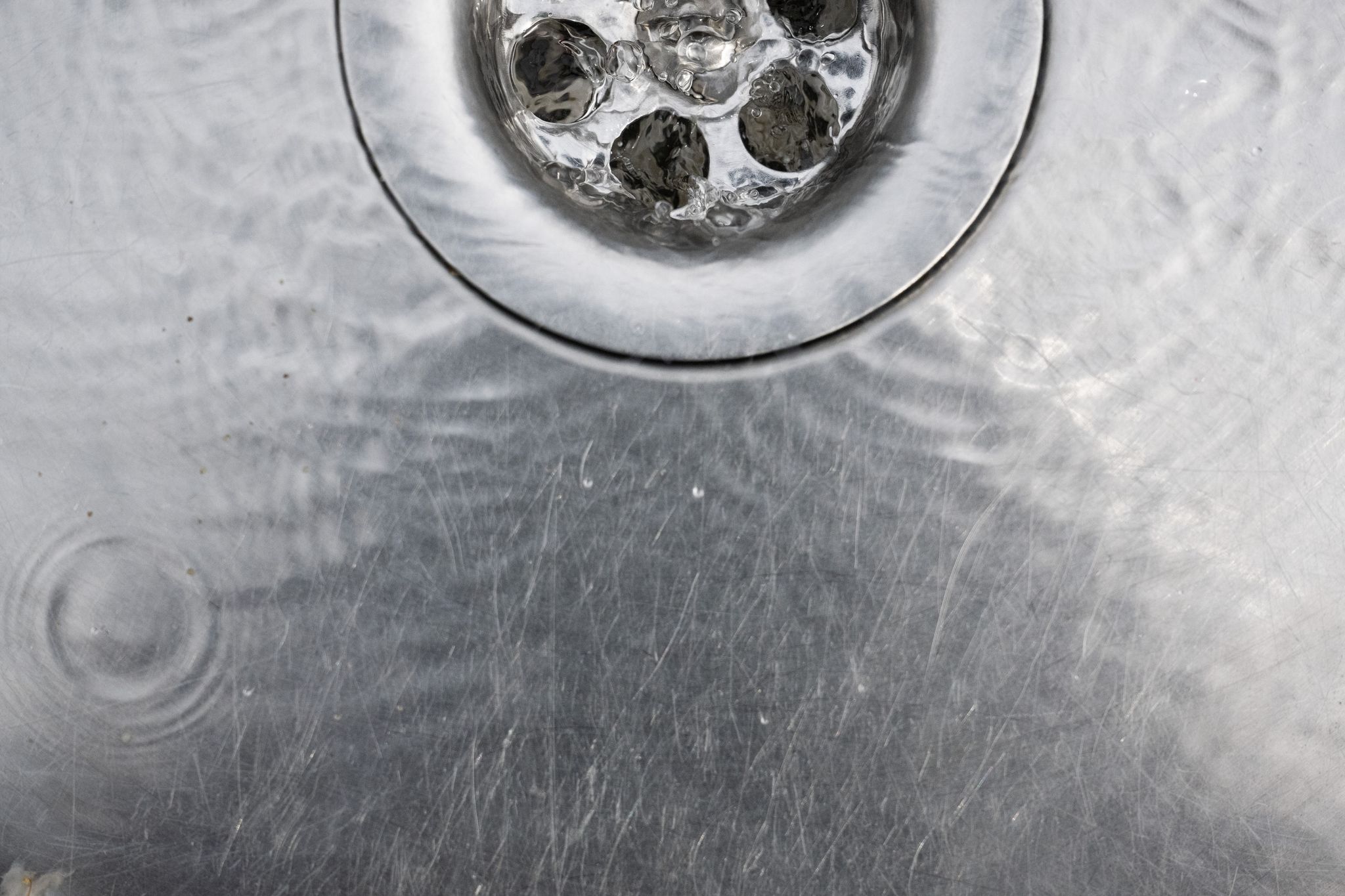 Einfach das Wasser laufenlassen - oft hilft das schon, wenn aus dem Abfluss unangenehme Gerüche aufsteigen.