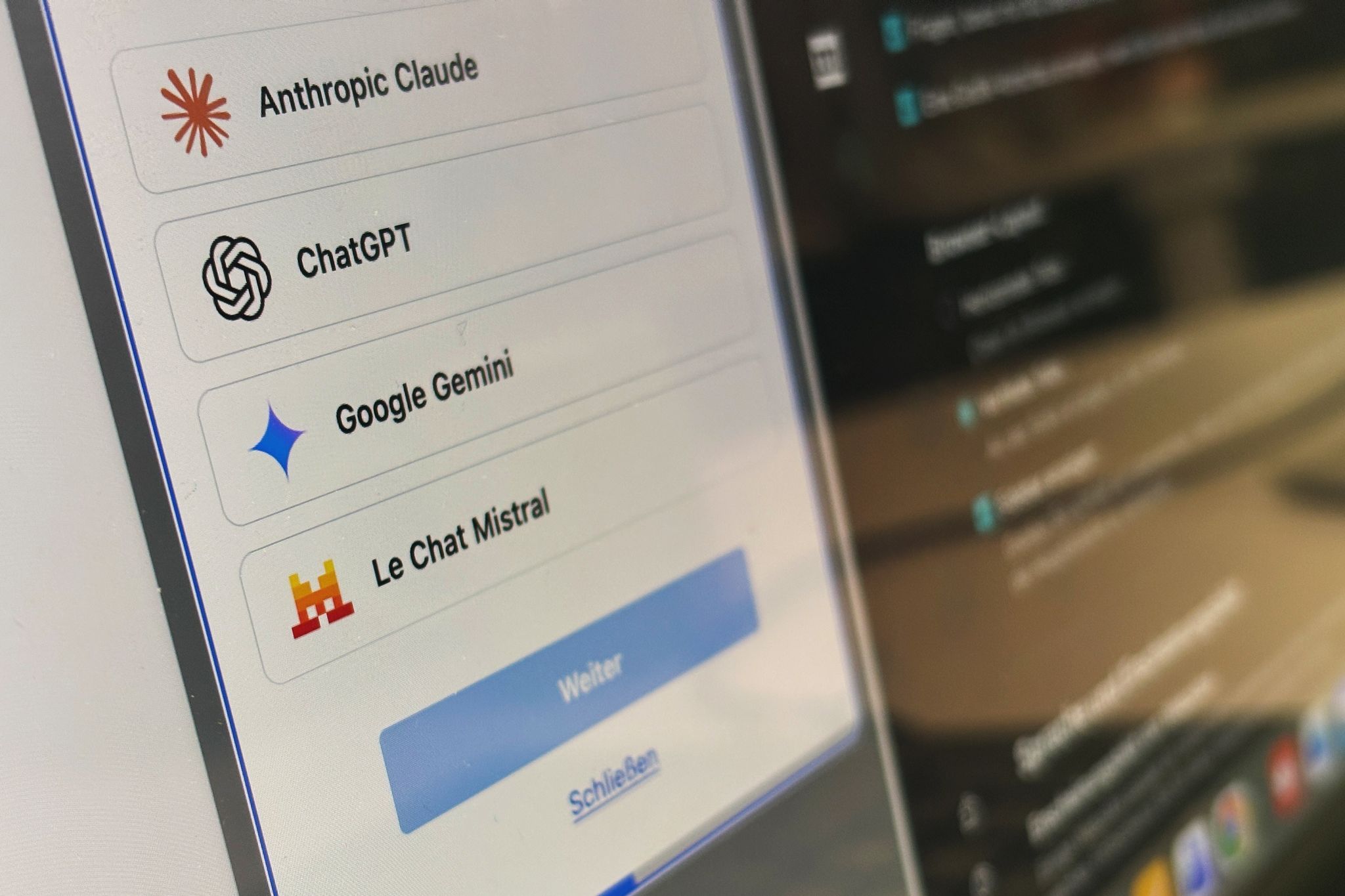 Chatbot-Integration: Über die überarbeitete Sidebar lassen sich in Firefox schnell auf Claude, ChatGPT, Gemini und Le Chat zugreifen.
