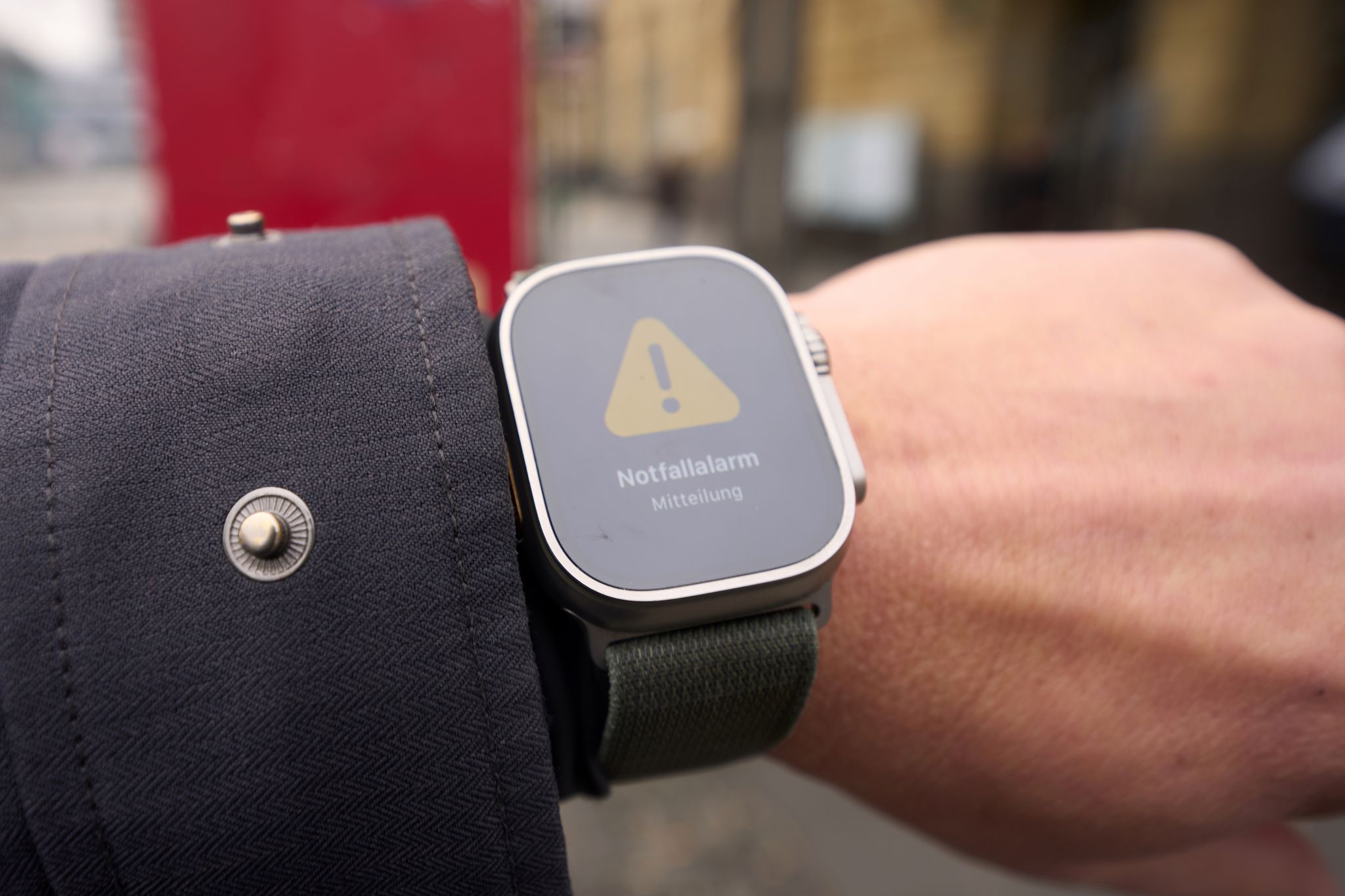 Achtung, Gefahr! Die Nutzung von Warn-Apps und das Befolgen behördlicher Anweisungen sind zentrale Bestandteile des Selbstschutzes.