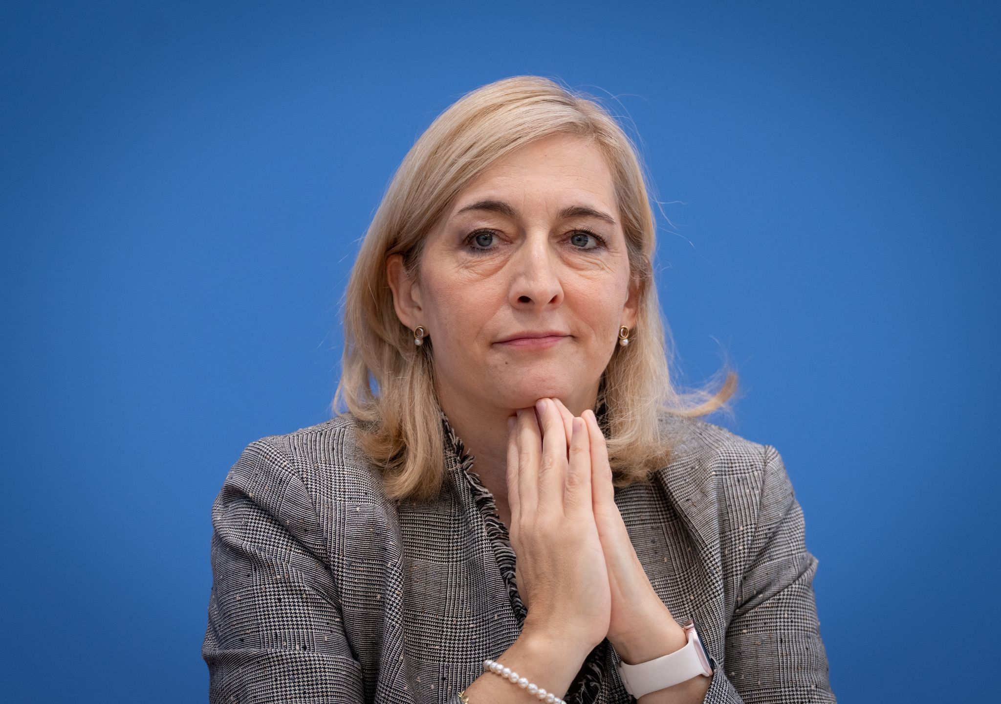 Ministerin Warken will jetzt vor allem bei den Klinik-Vergütungen sparen. (Archivbild)