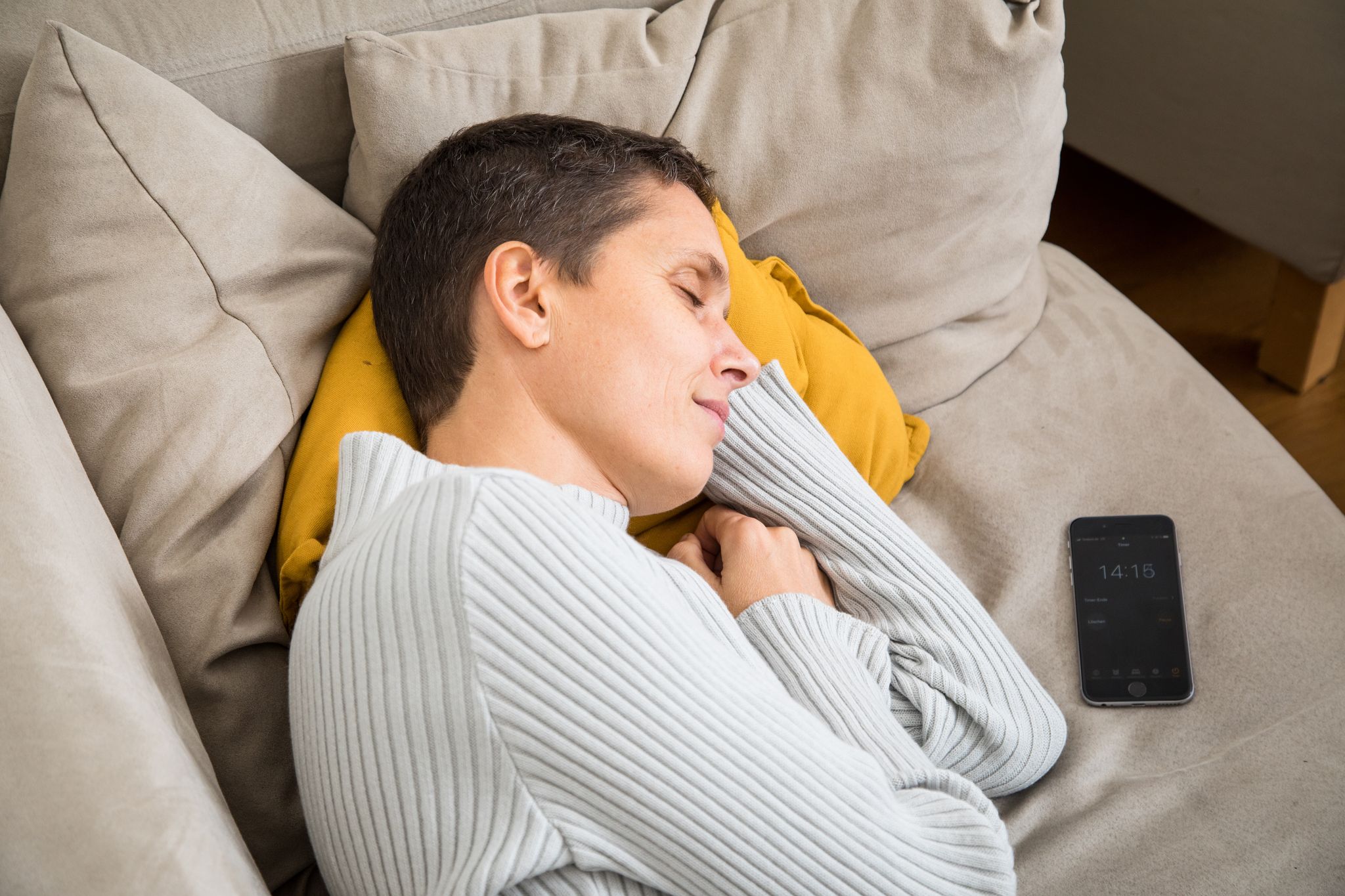 Wecker muss sein! Wer sich nach dem Mittagsschlaf nicht komplett überfahren fühlen will, sollte ihn zeitlich begrenzen.