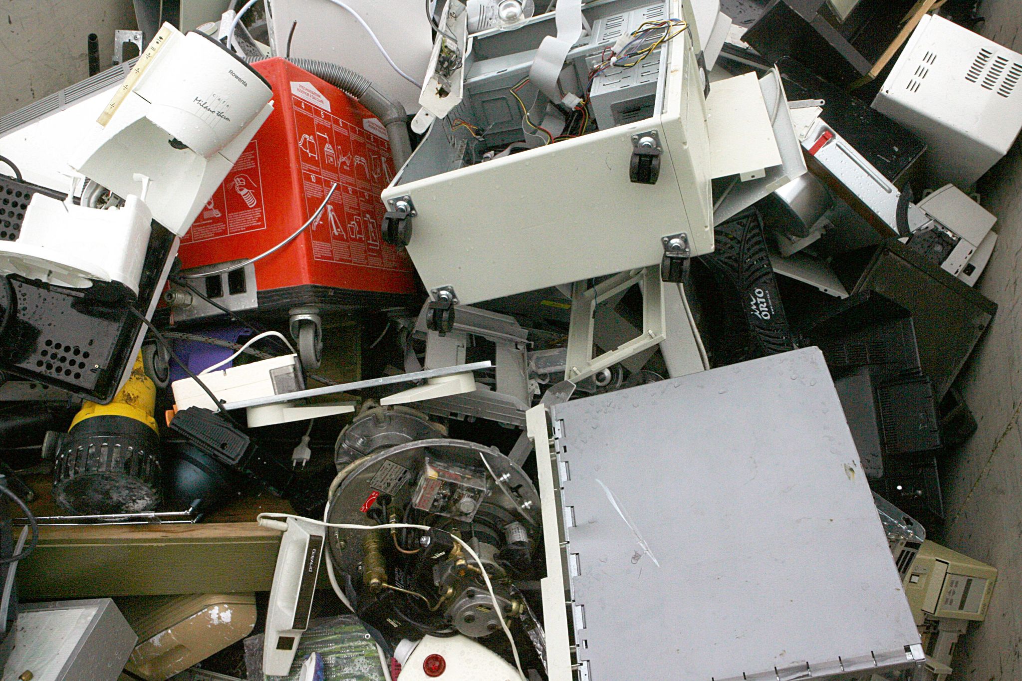 Alte Computer und sonstiger Elektroschrott liegen in einem Container zur Abfallentsorgung. (Illustration)