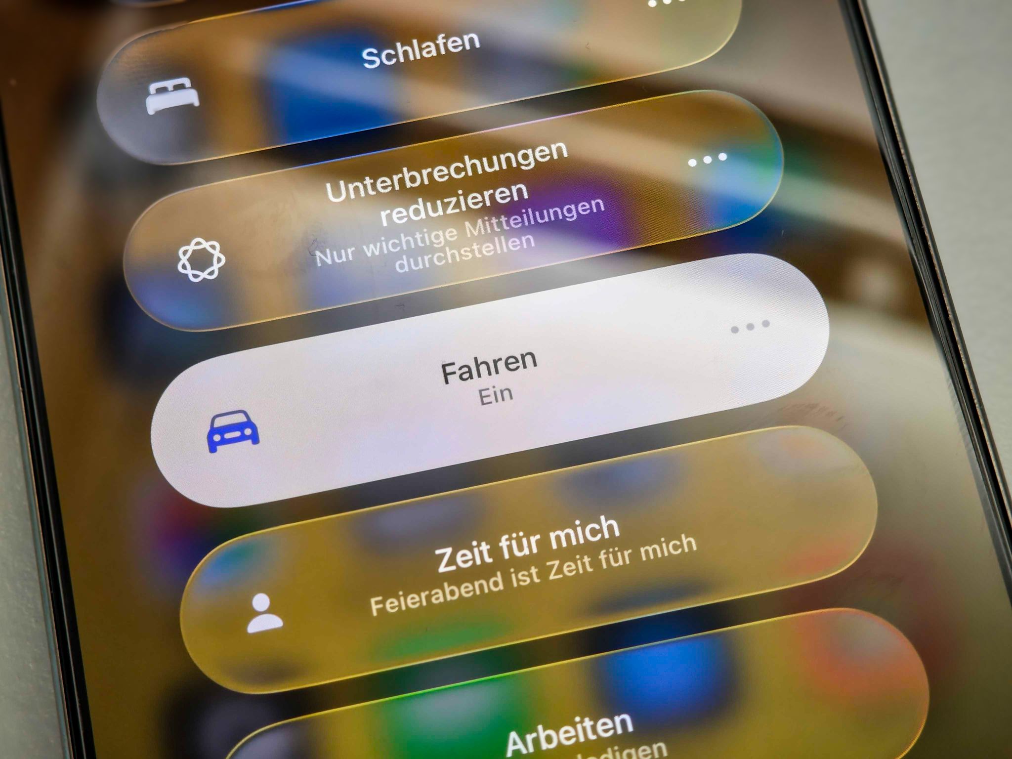 Damit das Smartphone-Ping nicht ablenkt: Der Fahrfokus schaltet Mitteilungen stumm, bis man wieder aussteigt.