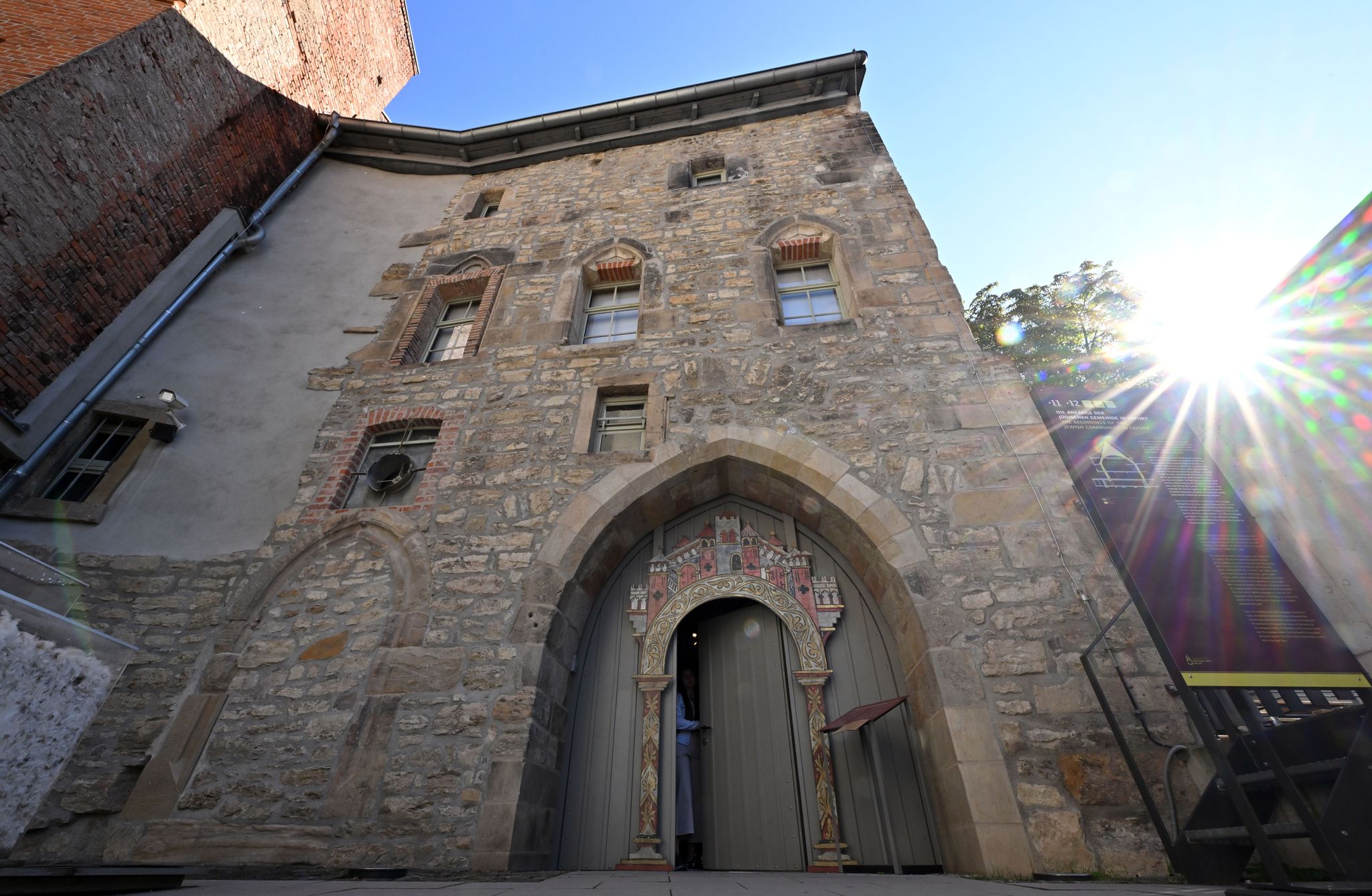 Die Sonne scheint in den Innenhof der Alten Synagoge. Sie gehört zu den jüdisch-mittelalterlichen Stätten Erfurts.