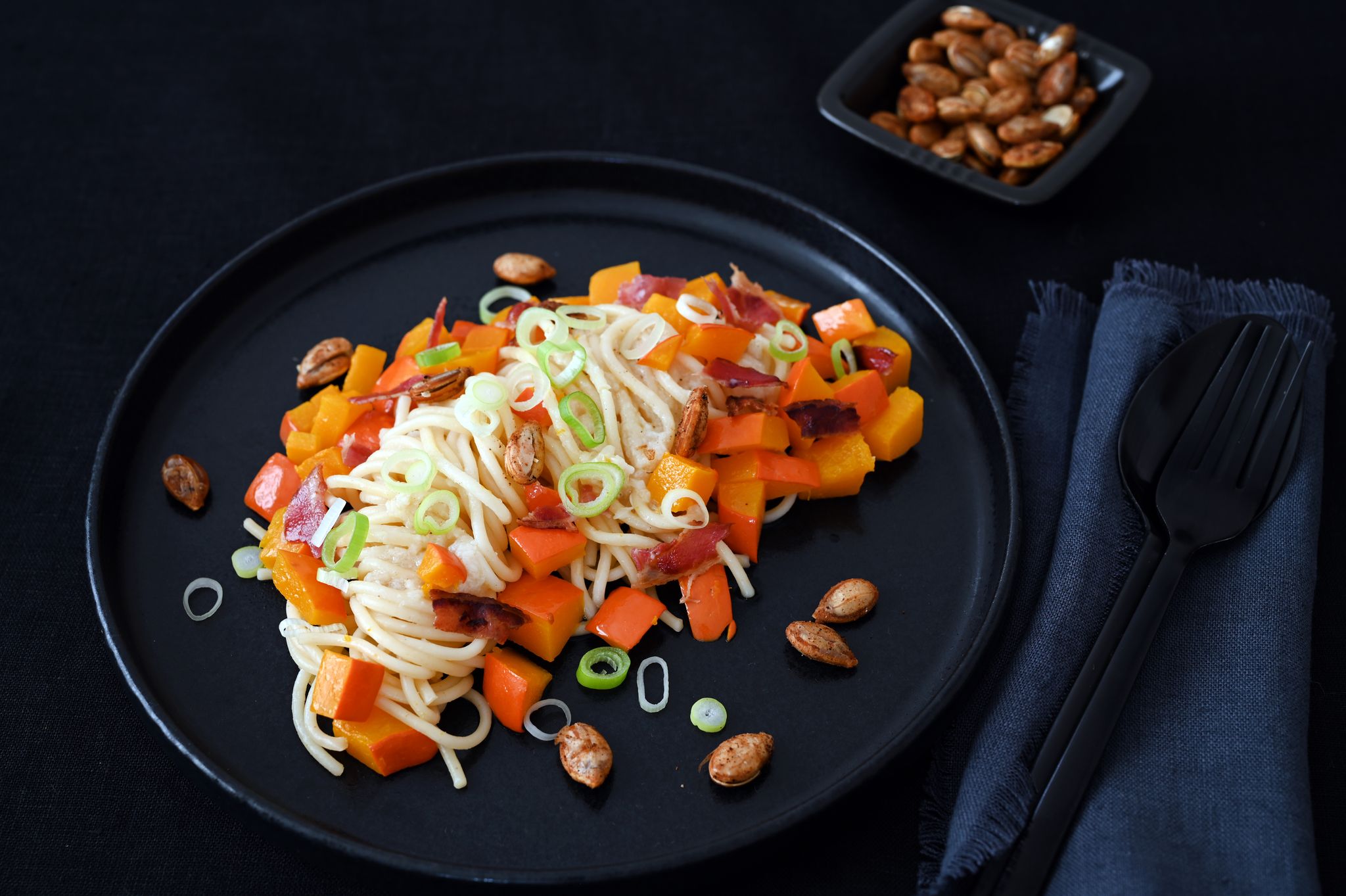 Eine ganze Knolle Knoblauch wird für die Herbst-Pasta zusammen mit dem Kürbis gebacken. So bekommt man eine tolle Karamellnote.