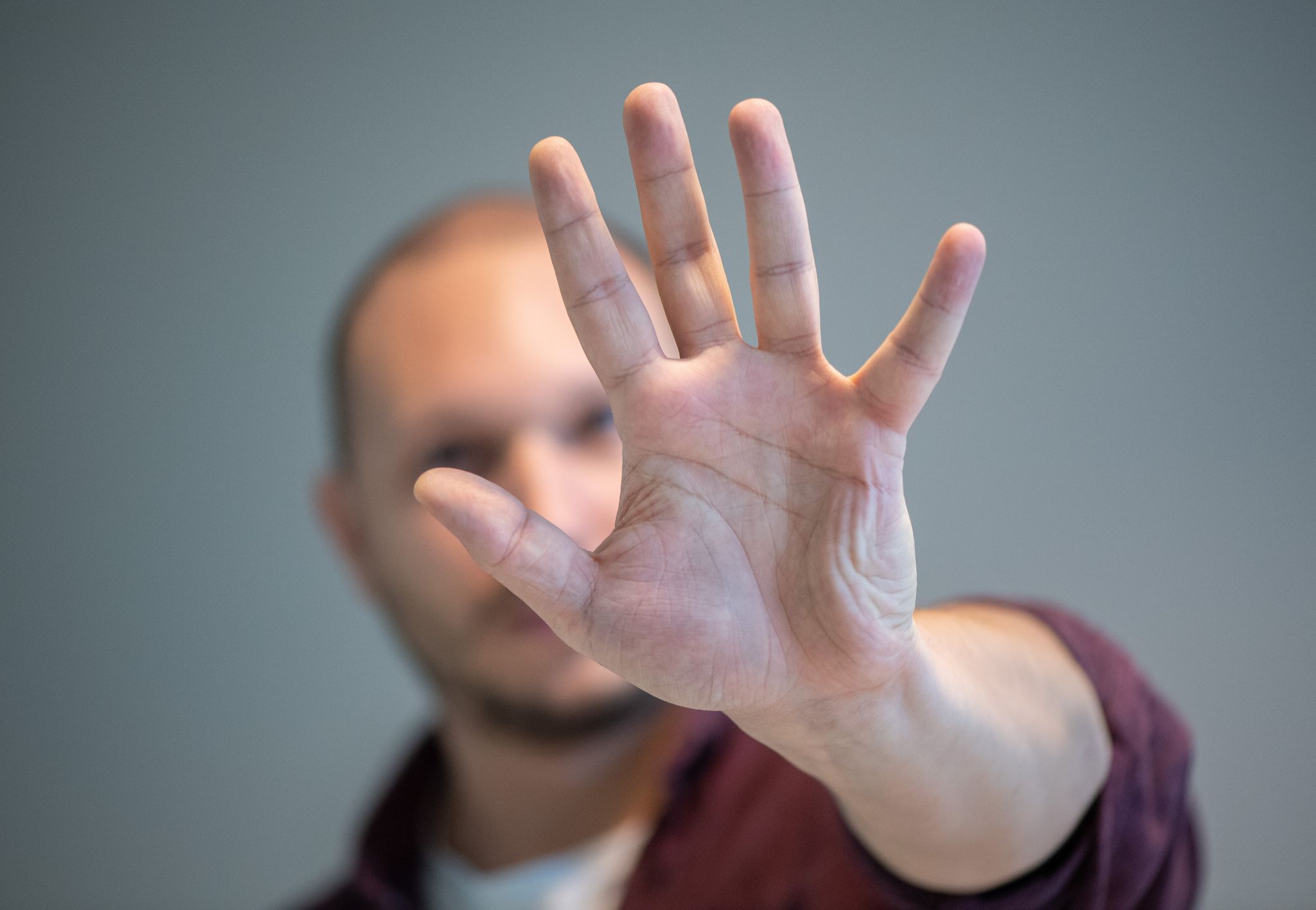 Schwerwiegende Pflichtverletzung: Handgreiflichkeiten am Arbeitsplatz können zur fristlosen Kündigung führen, wie ein Urteil des Landesarbeitsgerichts Niedersachsen zeigt.