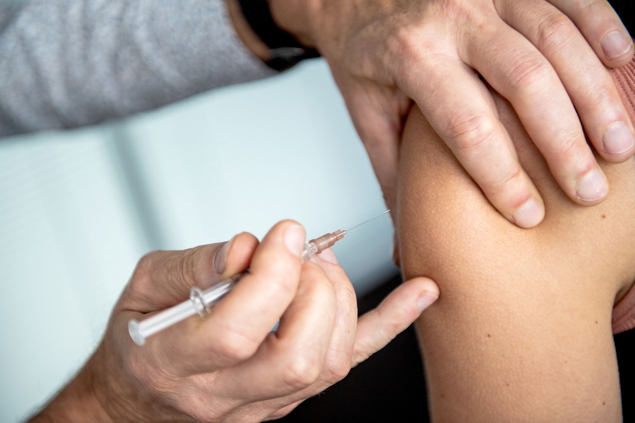 Wer sich vor der Grippe schützen will, lässt sich am besten zwischen Oktober und Mitte Dezember gegen Influenzaviren impfen.