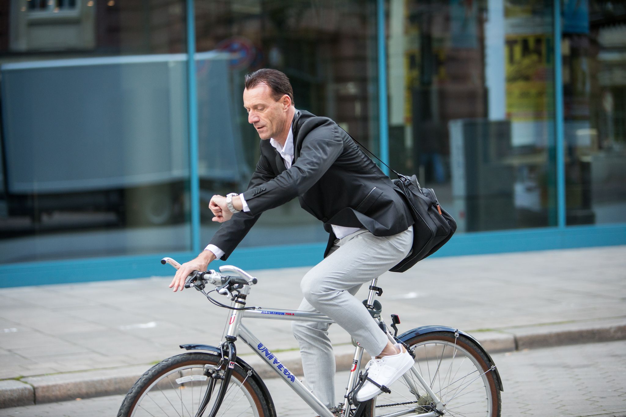 Verflixt, schon wieder zu spät. Wer ständig verspätet zur Arbeit kommt, riskiert mitunter seinen Job.