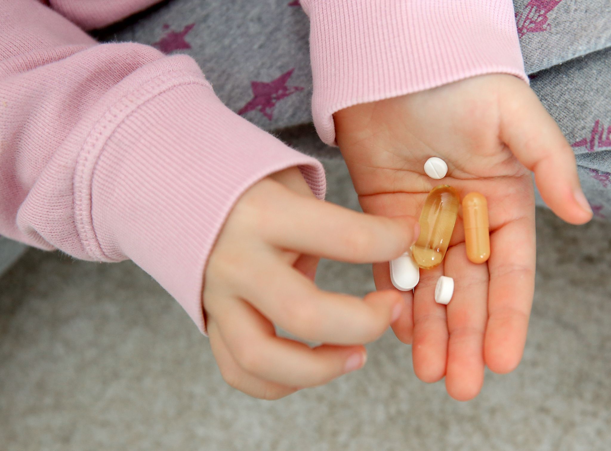 Riskante Neugier: Medikamente sollten nicht in Griffweite von Kindern abgelegt werden.