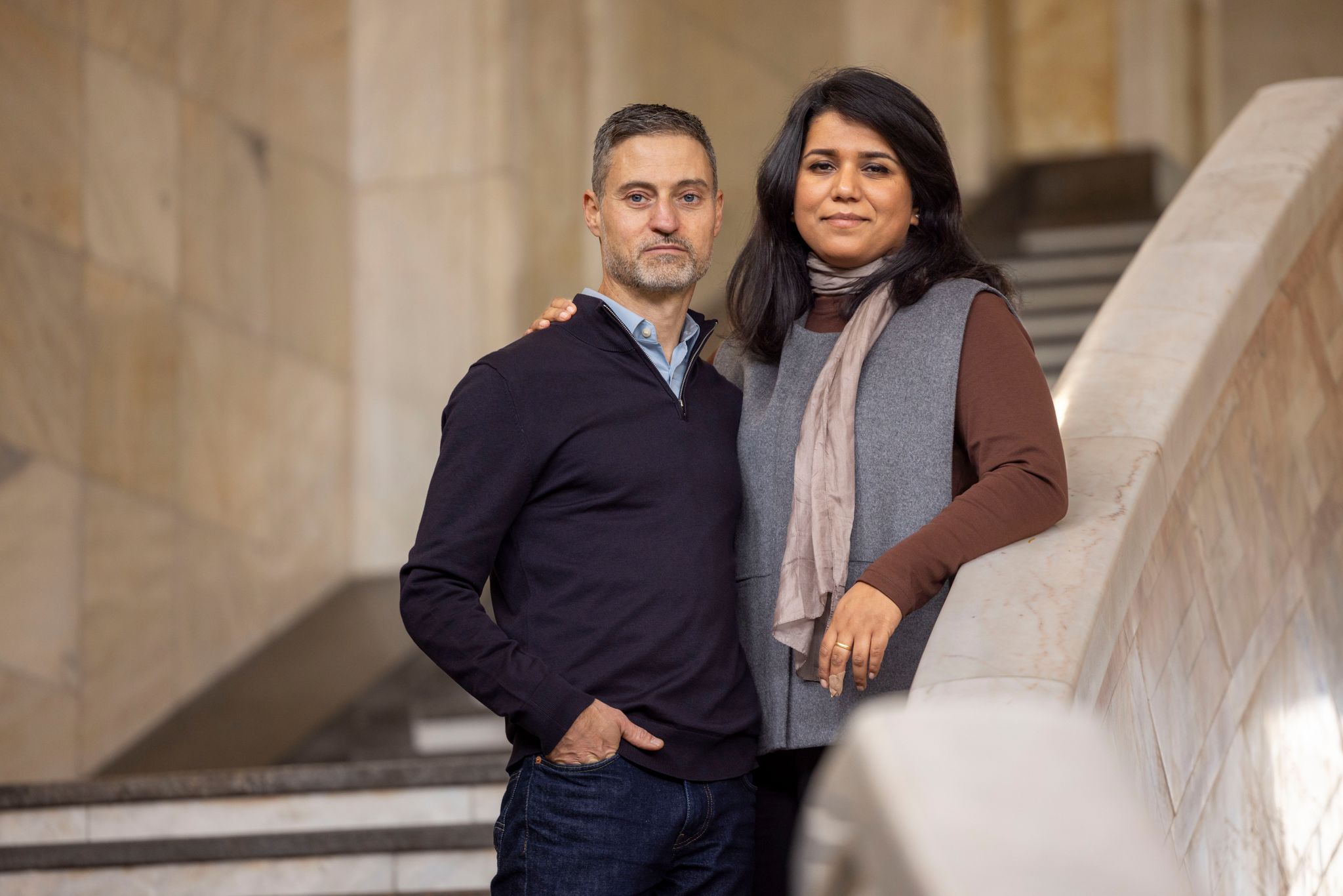 Saba-Nur Cheema und Meron Mendel sind ein außergewöhnliches Ehepaar: Sie, eine Politologin und Expertin für Antisemitismus und Islamfeindlichkeit, ist Muslimin mit pakistanischen Wurzeln. Er, Professor und Direktor der Bildungsstätte Anne Frank in Frankfurt am Main, ist ein in Tel Aviv geborener Jude.