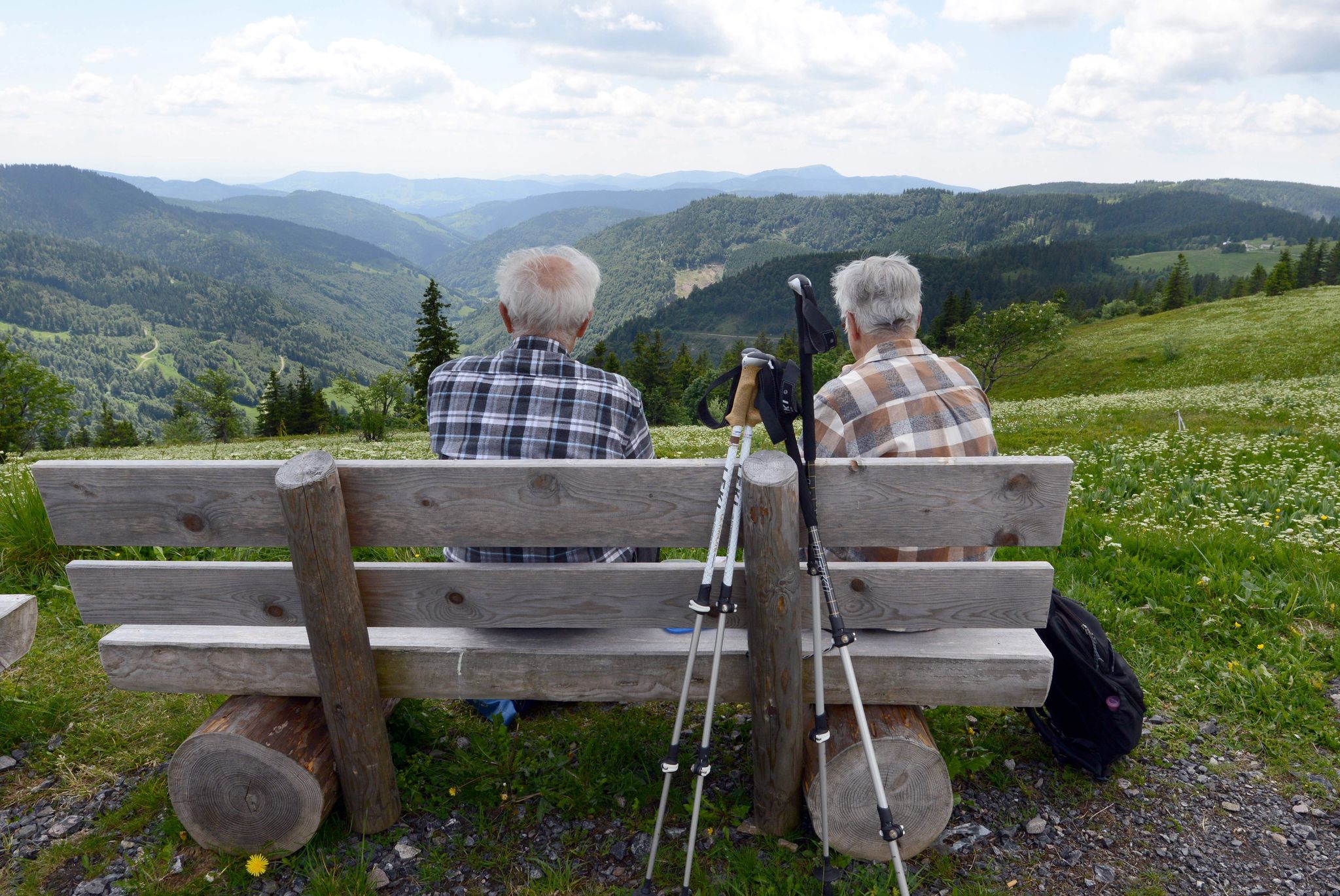 Auch im hohen Alter noch fit genug für die Wandertour in den Bergen sein: Dafür können wir schon in jungen Jahren etwas tun. (Symbolbild)