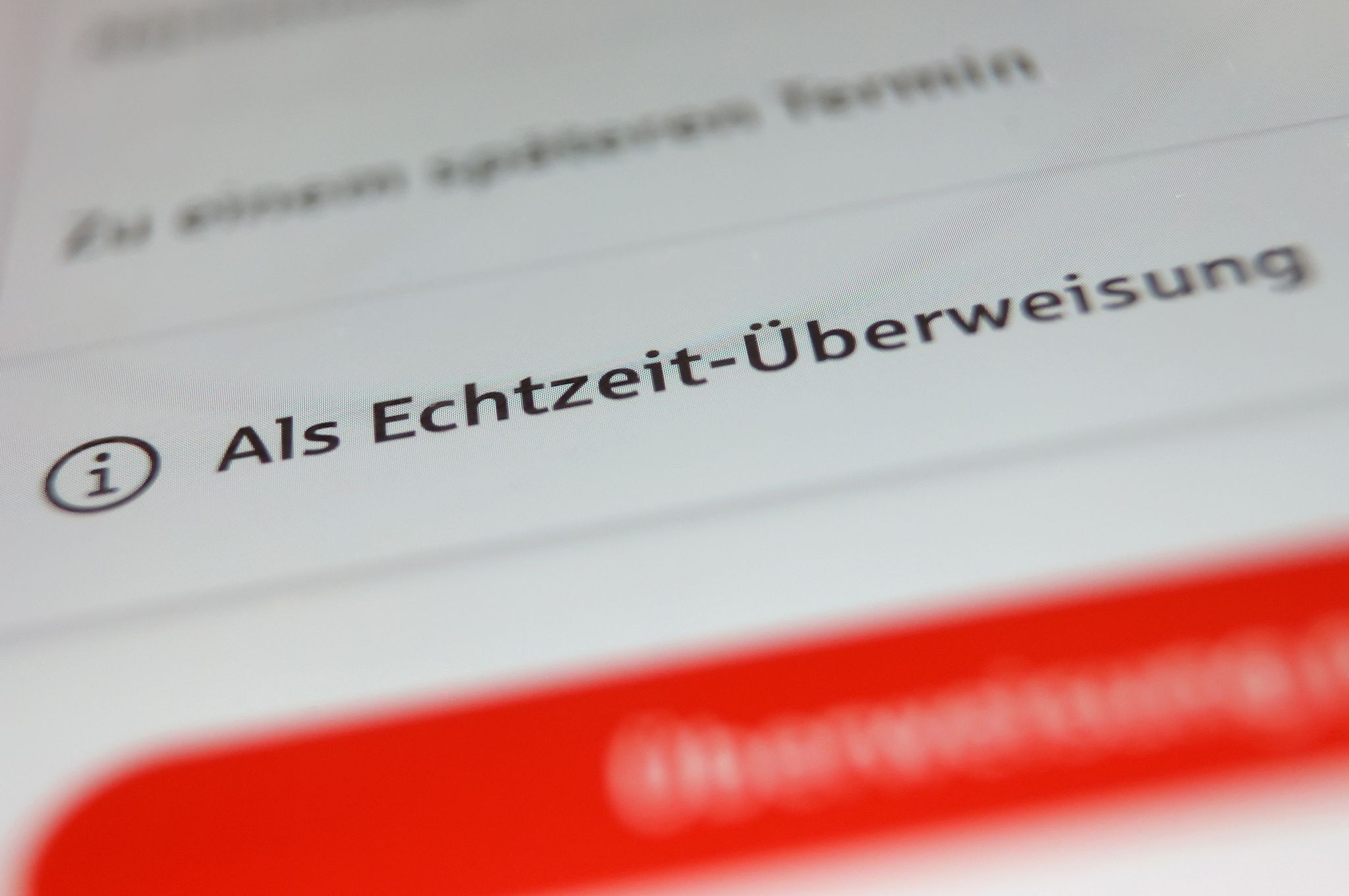 Innerhalb von Sekunden ist das Geld von einem aufs andere Konto überwiesen. (Symbolbild)