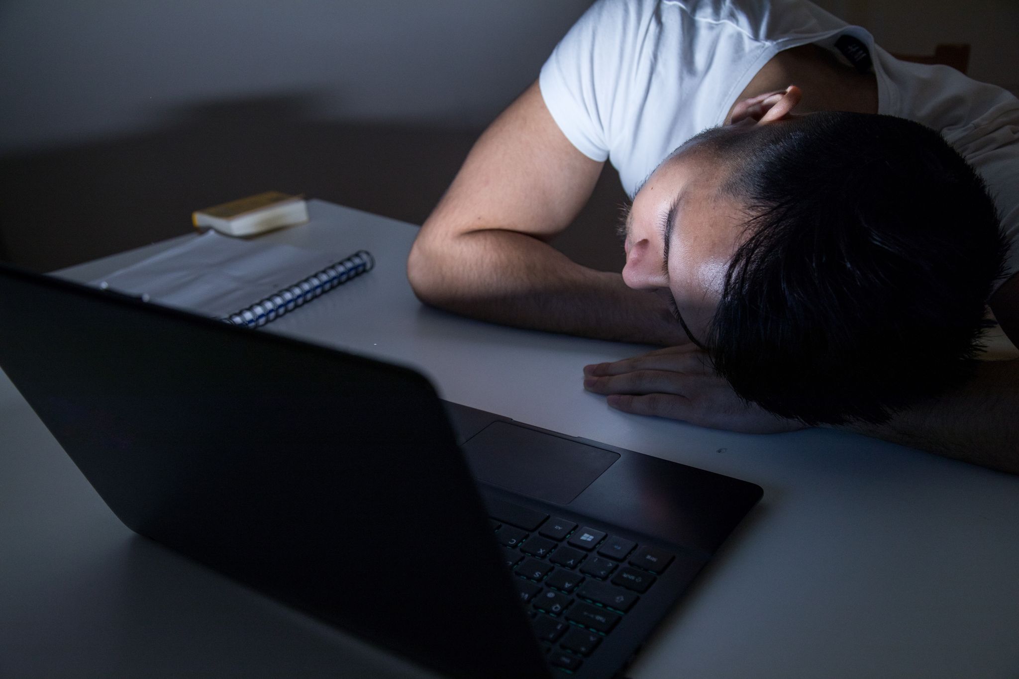 Hustle Culture beschreibt einen Lebensstil mit ständiger Erreichbarkeit, langen Arbeitszeiten und dem Übergehen der eigenen Bedürfnisse.