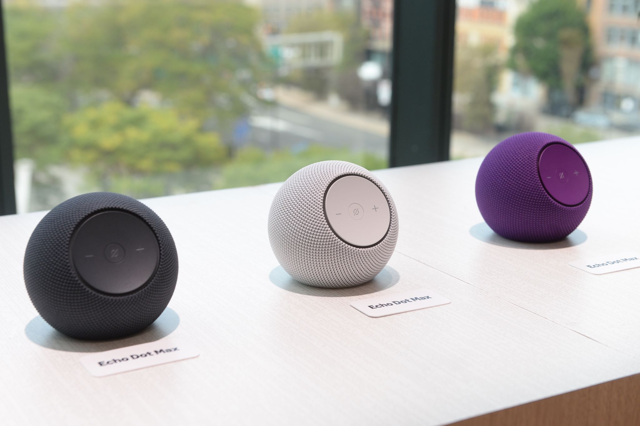 Lautsprecher-Kugeln: Die neuen Echo Dot Max von Amazon erinnern ein wenig an umgefallene Lautsprecher eines anderen Tech-Konzerns.