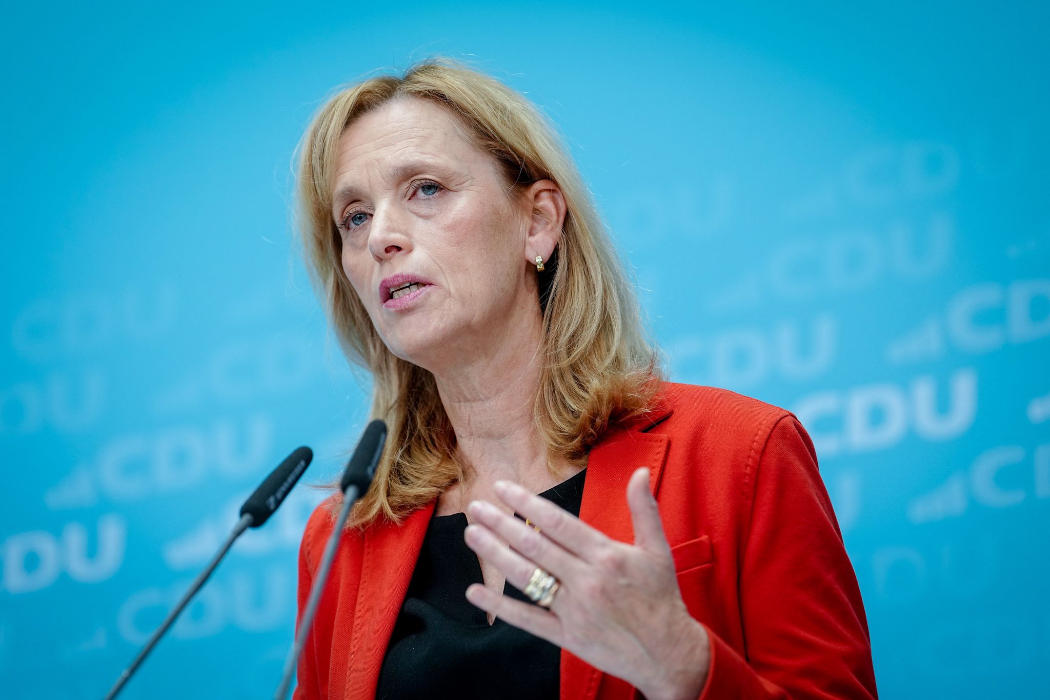 Bildungsministerin Prien berichtet von Überlegungen unter Juden, ob sie sich vorsorglich ein Finanzpolster im Ausland anlegen sollen.