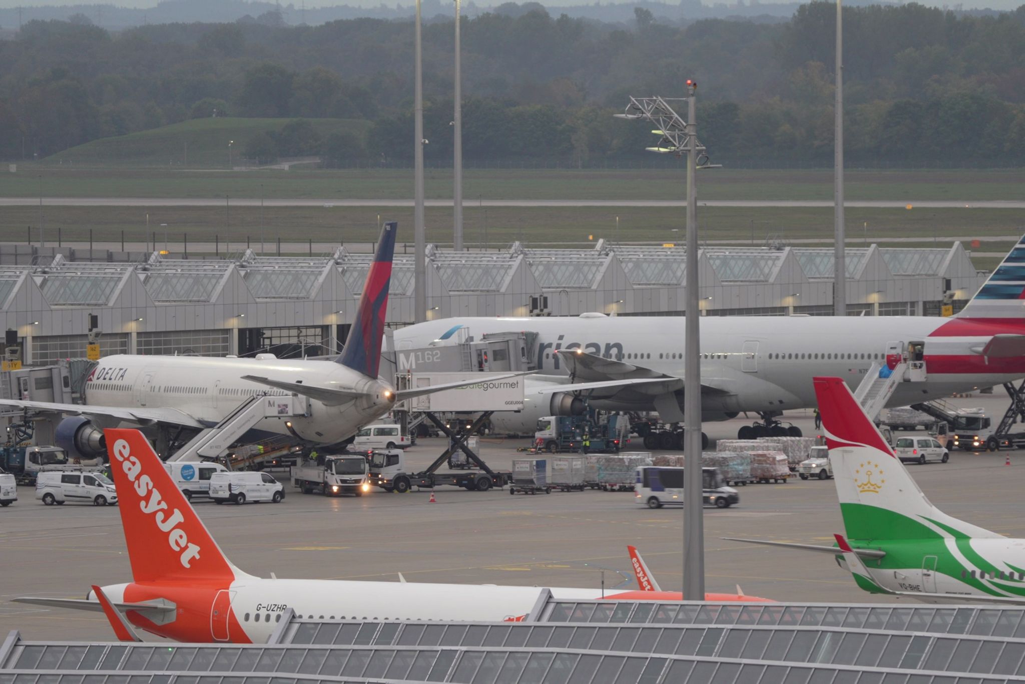 Nach der erneuten Betriebsunterbrechung wegen Drohnen ist in München der Flugbetrieb langsam wieder angelaufen.