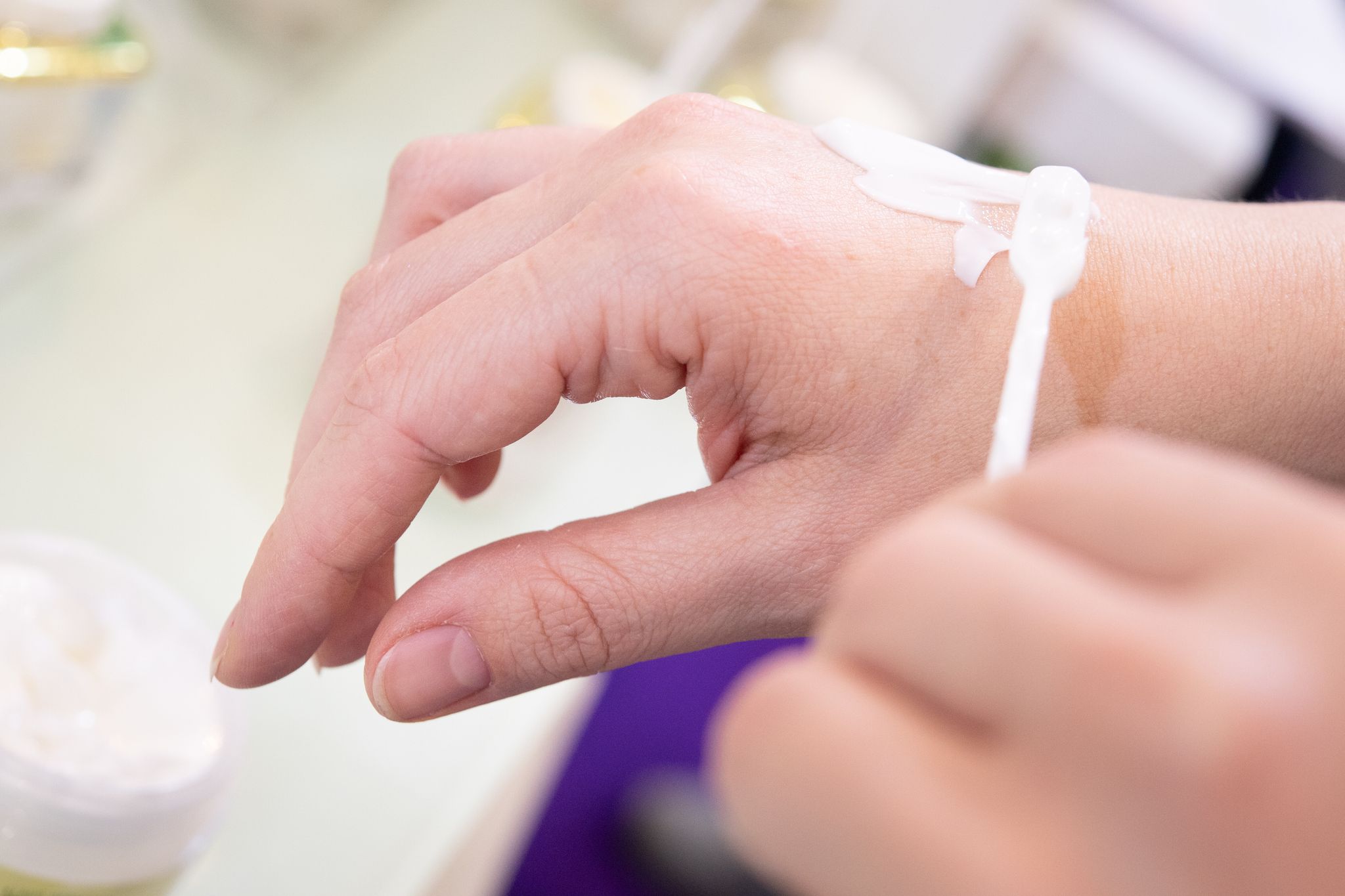 Nicht nur bei empfindlicher Haut lohnt es sich, die Inhaltsstoffe von Pflegeprodukten zu checken.