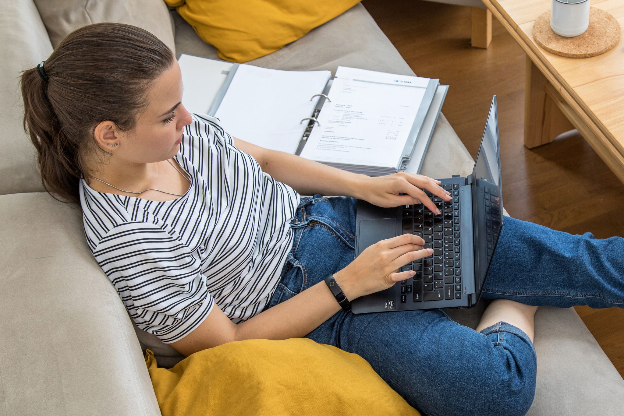 Papierkram ade: Ab 2026 schicken private Krankenversicherer ihre Bescheinigungen zur Vorlage beim Arbeitgeber nur noch digital.