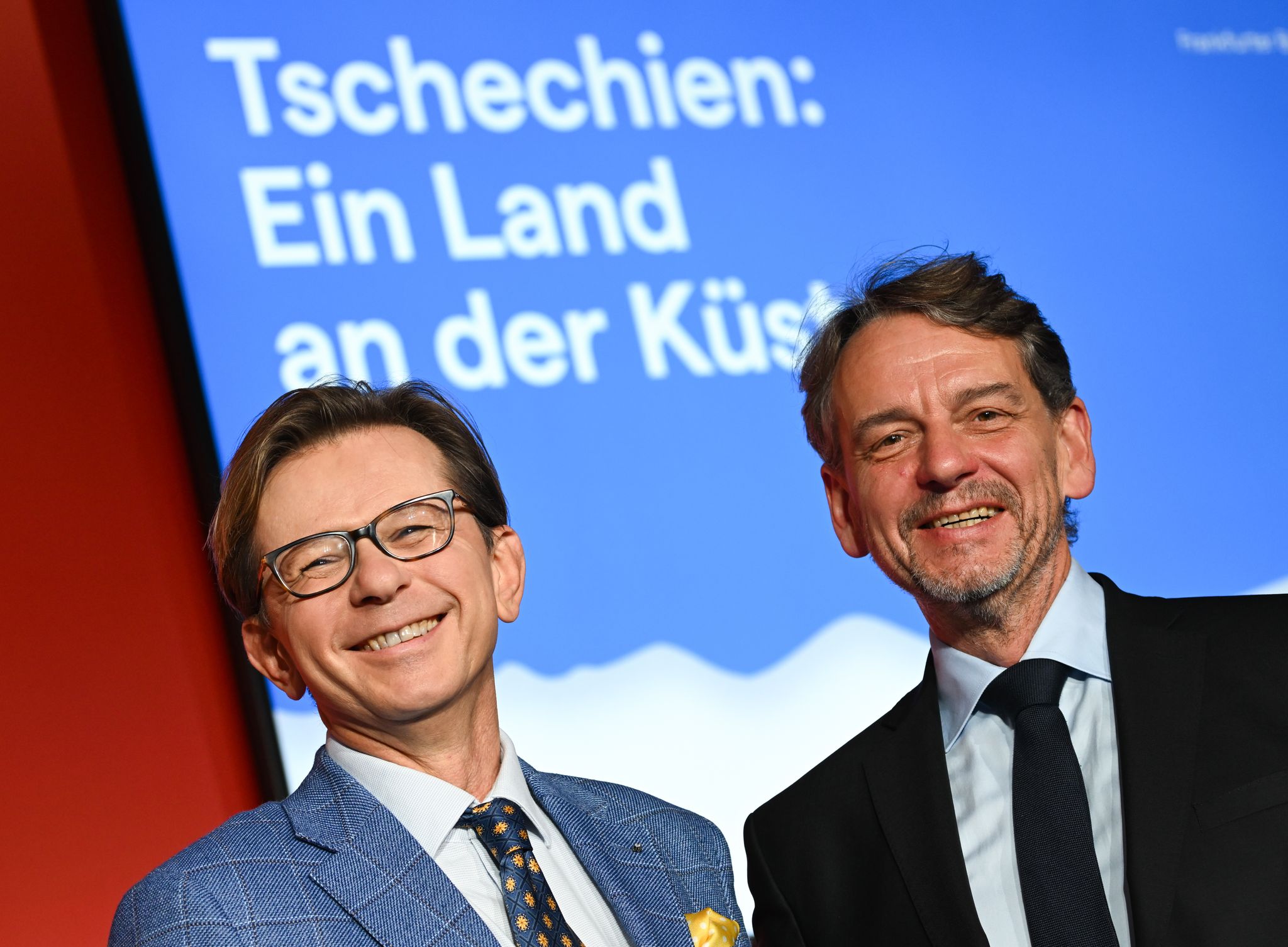 Tomas Kubícek (r), Direktor der Mährischen Landesbibliothek und Projektleiter des tschechischen Ehrengastauftritts, sowie Martin Krafl, Programmmanager des tschechischen Ehrengastauftritts, auf der Frankfurter Buchmesse.