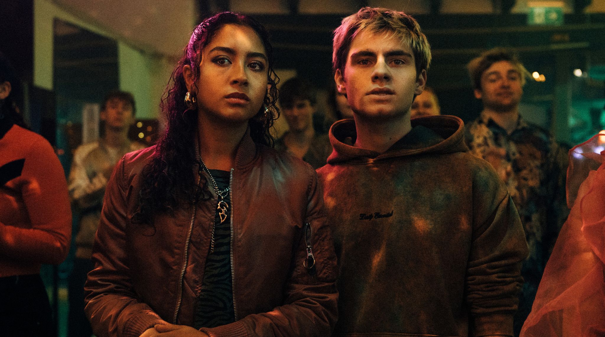 Nola (Samira Breuer) und Corvin (Florian Geißelmann) suchen die Macher der «Schattenseite».