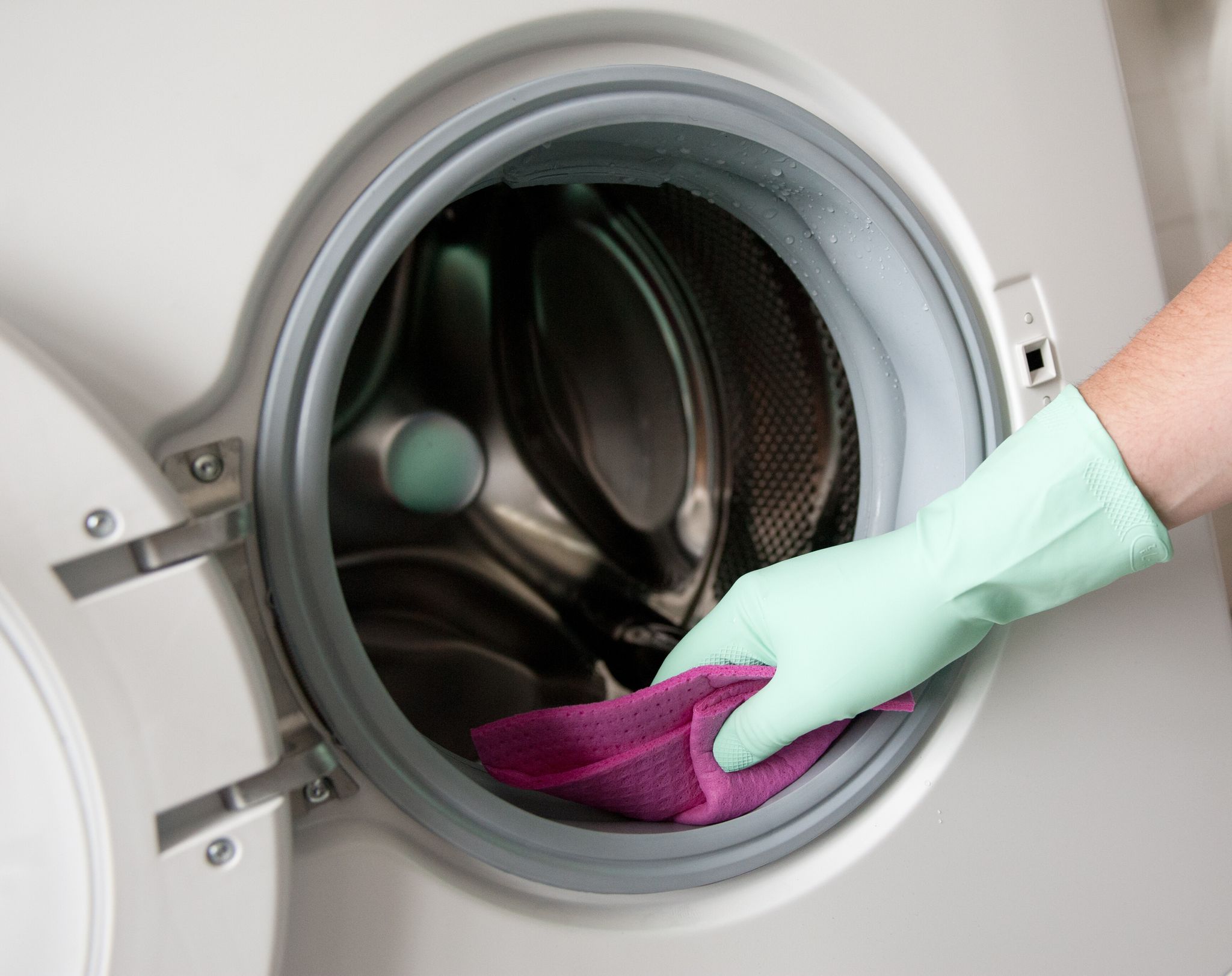 Die regelmäßige Reinigung der Waschmaschine beugt Gerüchen und Schimmel effektiv vor: Besonders bei Frontladern ist die Türmanschette an der Trommel ein kritischer Bereich.