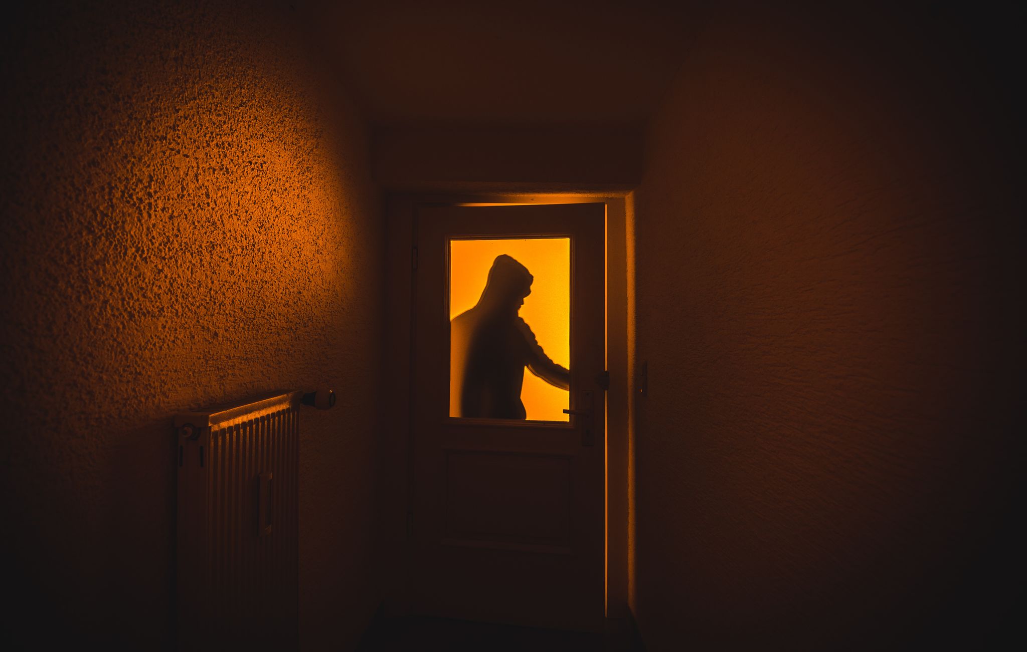 Einbrüche häufen sich in den dunklen Herbst- und Wintermonaten: Verschlossene Türen und Fenster können die Sicherheit erhöhen.