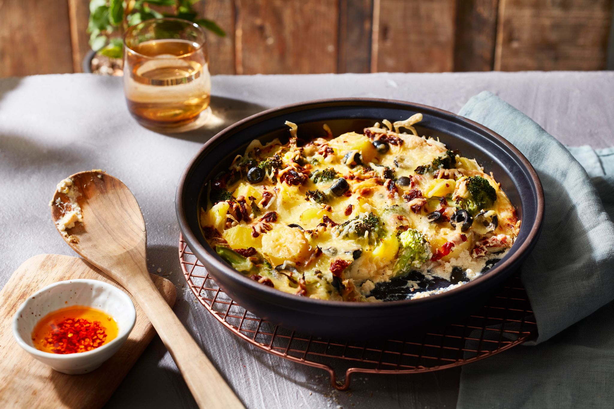 Tomaten und Oliven verleihen dem Kartoffelauflauf einen mediterranen Geschmack.
