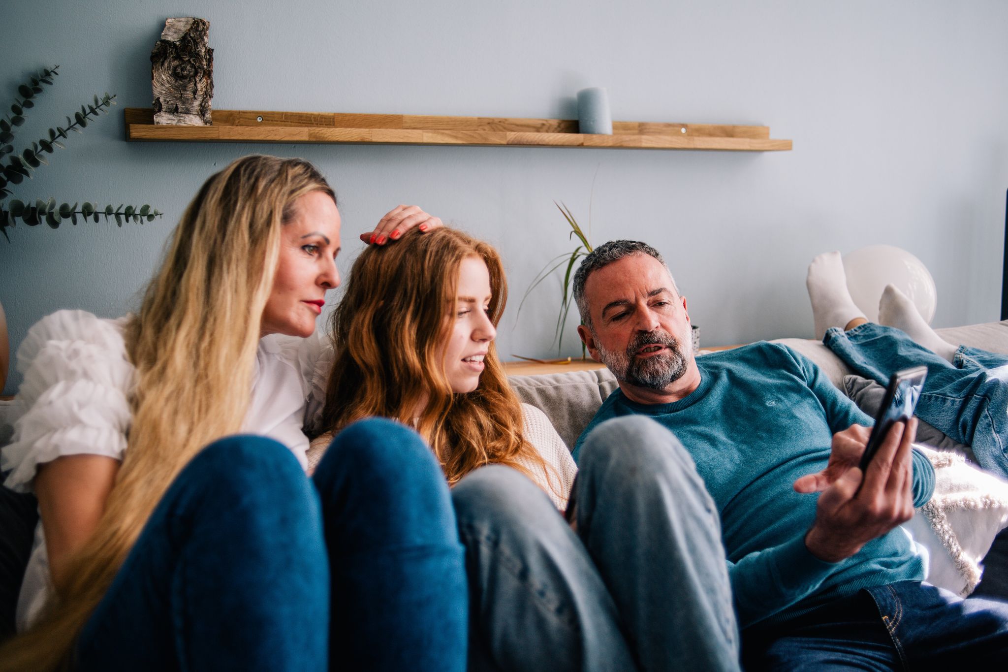Gemeinsam statt gegeneinander: So können Eltern und Kinder Medien auch nutzen und besprechen.