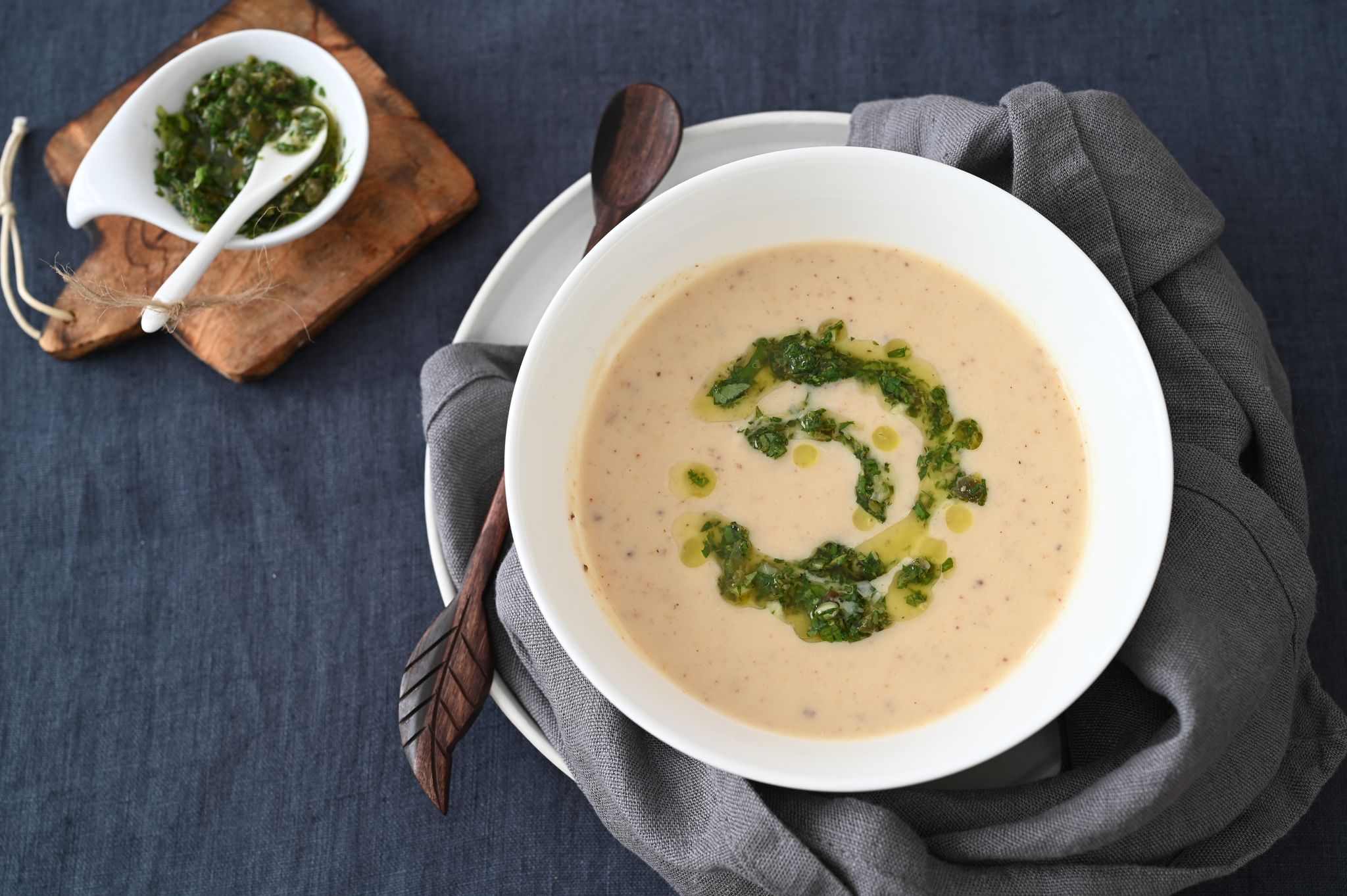 Die Basis für die cremige Suppe sind im Ofen geröstete Blumenkohlröschen, Kartoffeln und Knollensellerie-Stückchen.