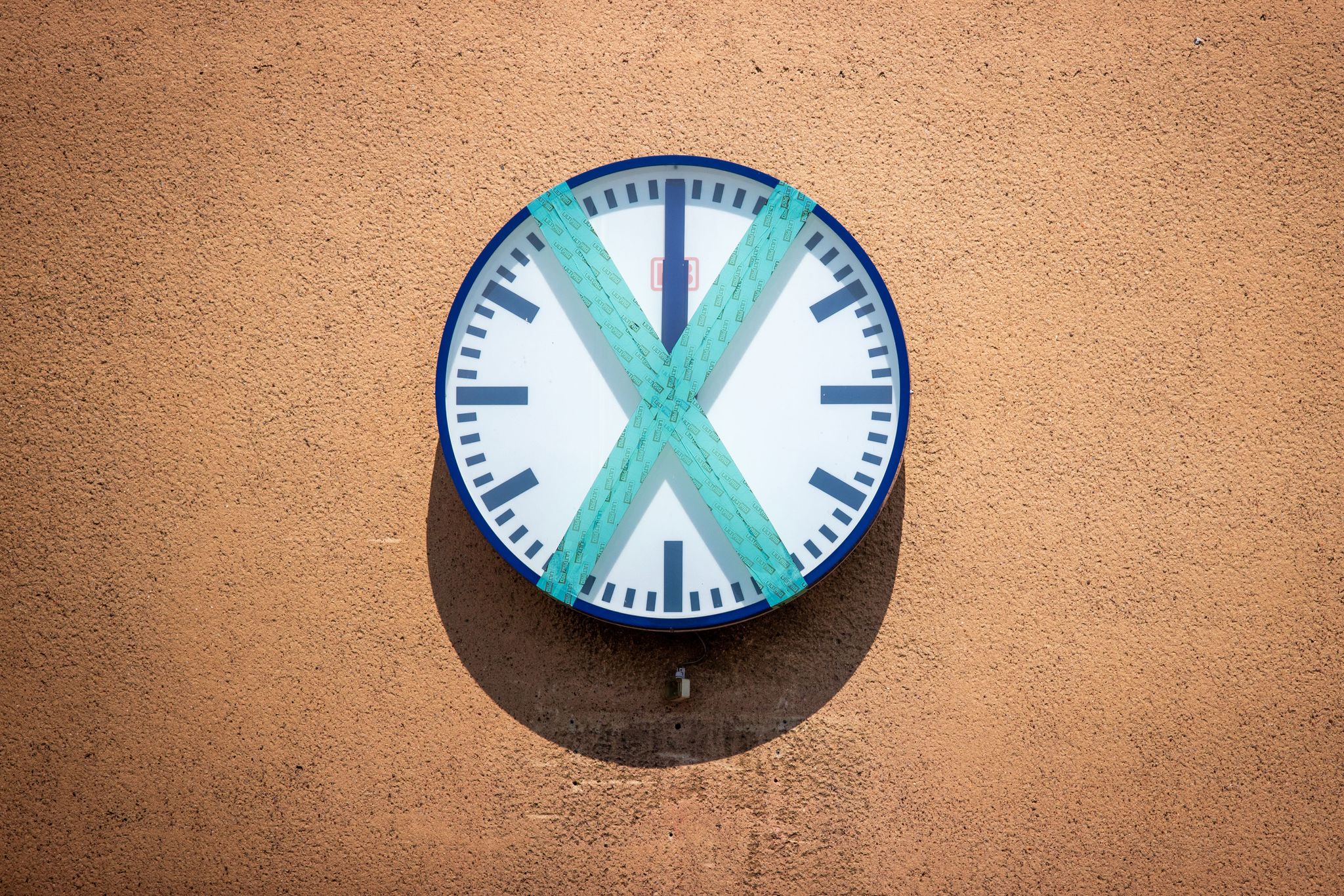 Wann die Zeit im Unternehmen abläuft, ist bei befristeten Verträgen klar absehbar.