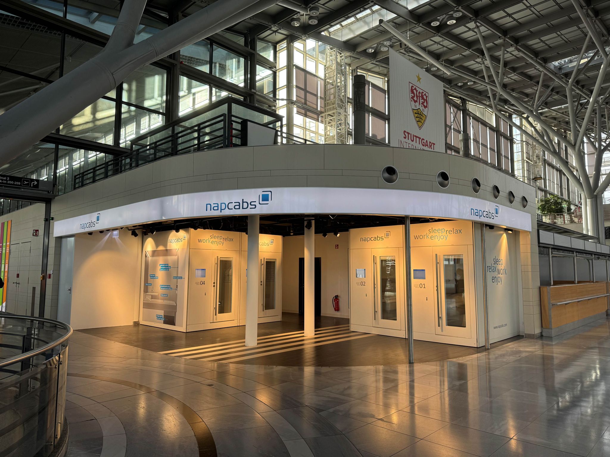 Nickerchen auf wenigen Quadratmetern: In Terminal 1 im Flughafen Stuttgart stehen nun vier Schlafkabinen für Reisende bereit.