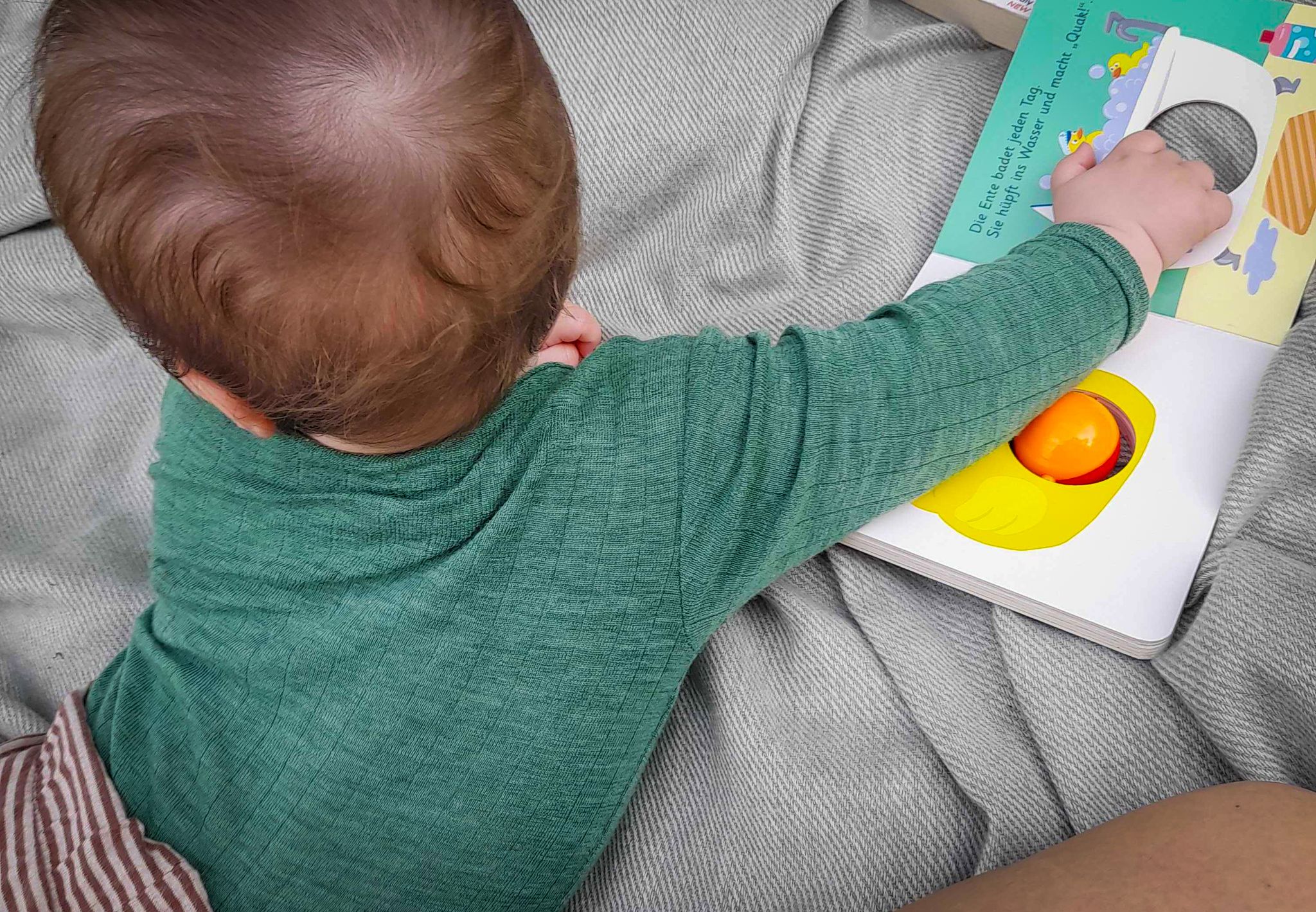 So bleibt das Material schön und sauber: Frische Flecken auf Wolle-Seide-Bodys entfernt man am besten sofort mit kaltem Wasser und etwas Gallseife.