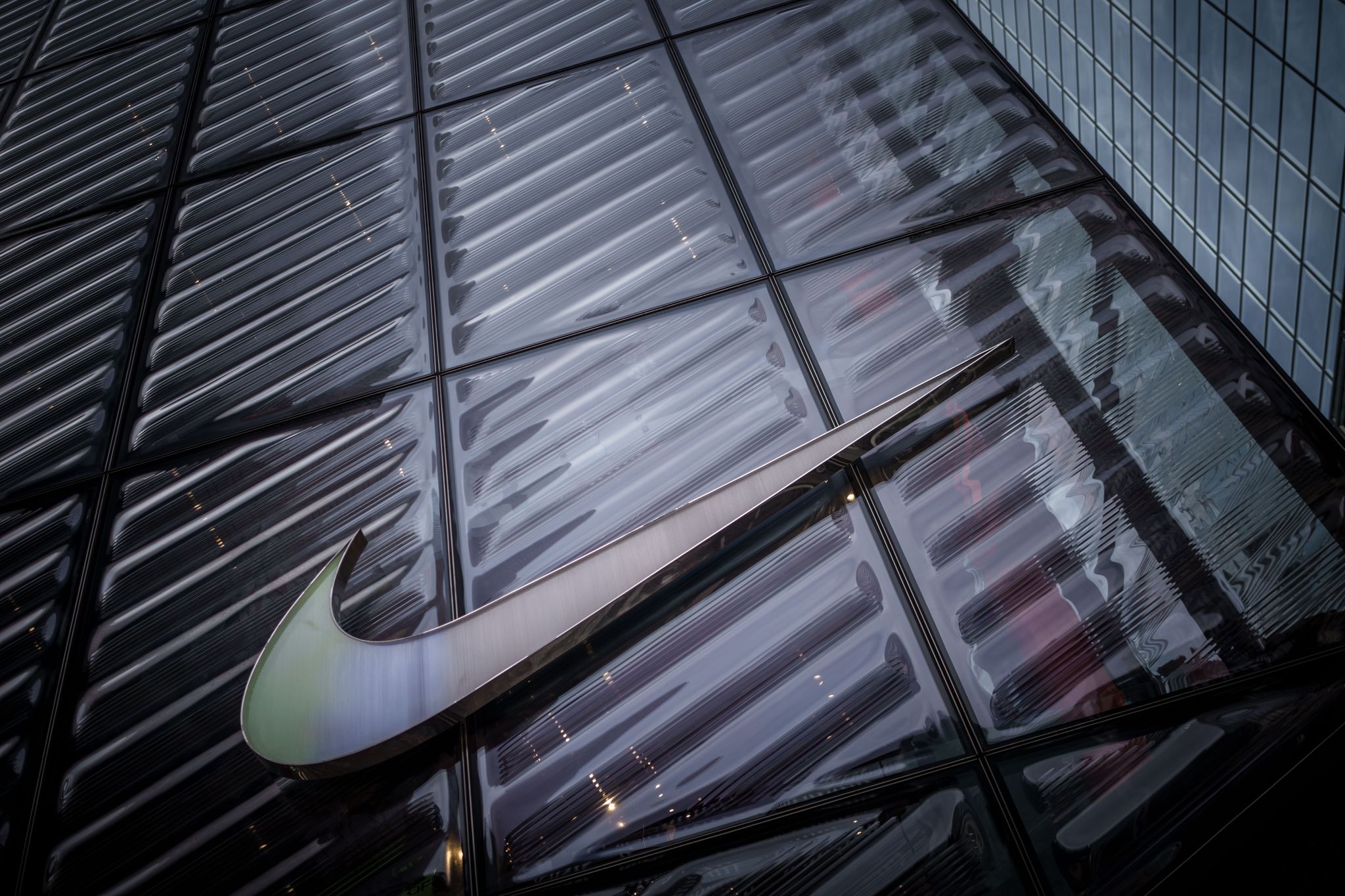 Das Nike-Geschäft erholt sich - doch die Belastung durch die US-Zölle wird größer. (Archivbild)