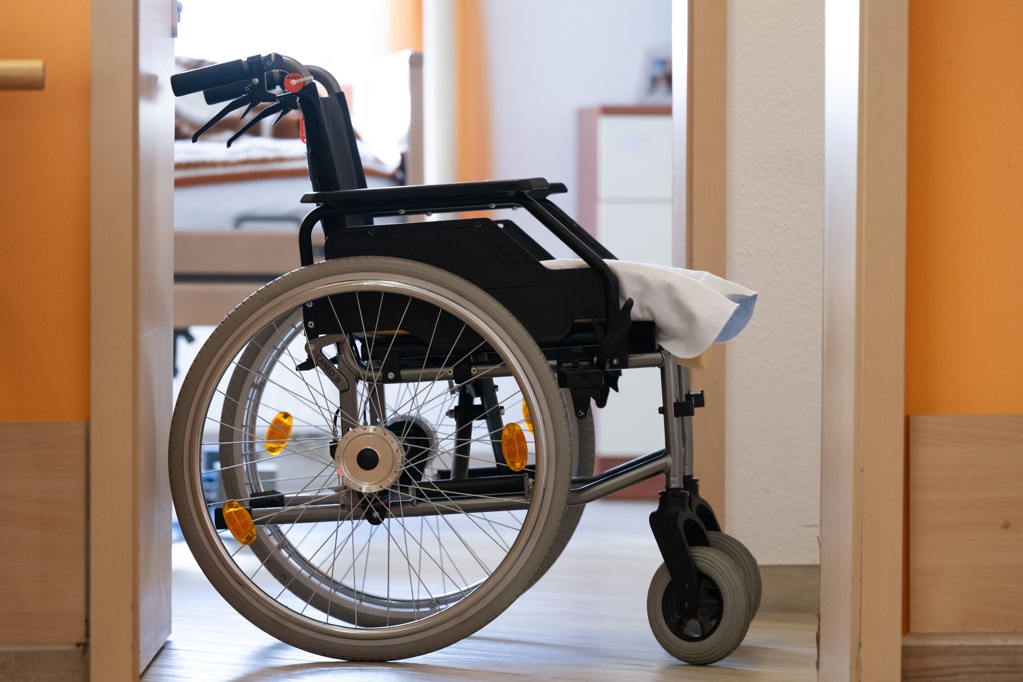 Wer alt wird, wird häufiger krank. Eine alternde Bevölkerung bedeutet für die Krankenkassen stark steigende Ausgaben. (Symbolbild)