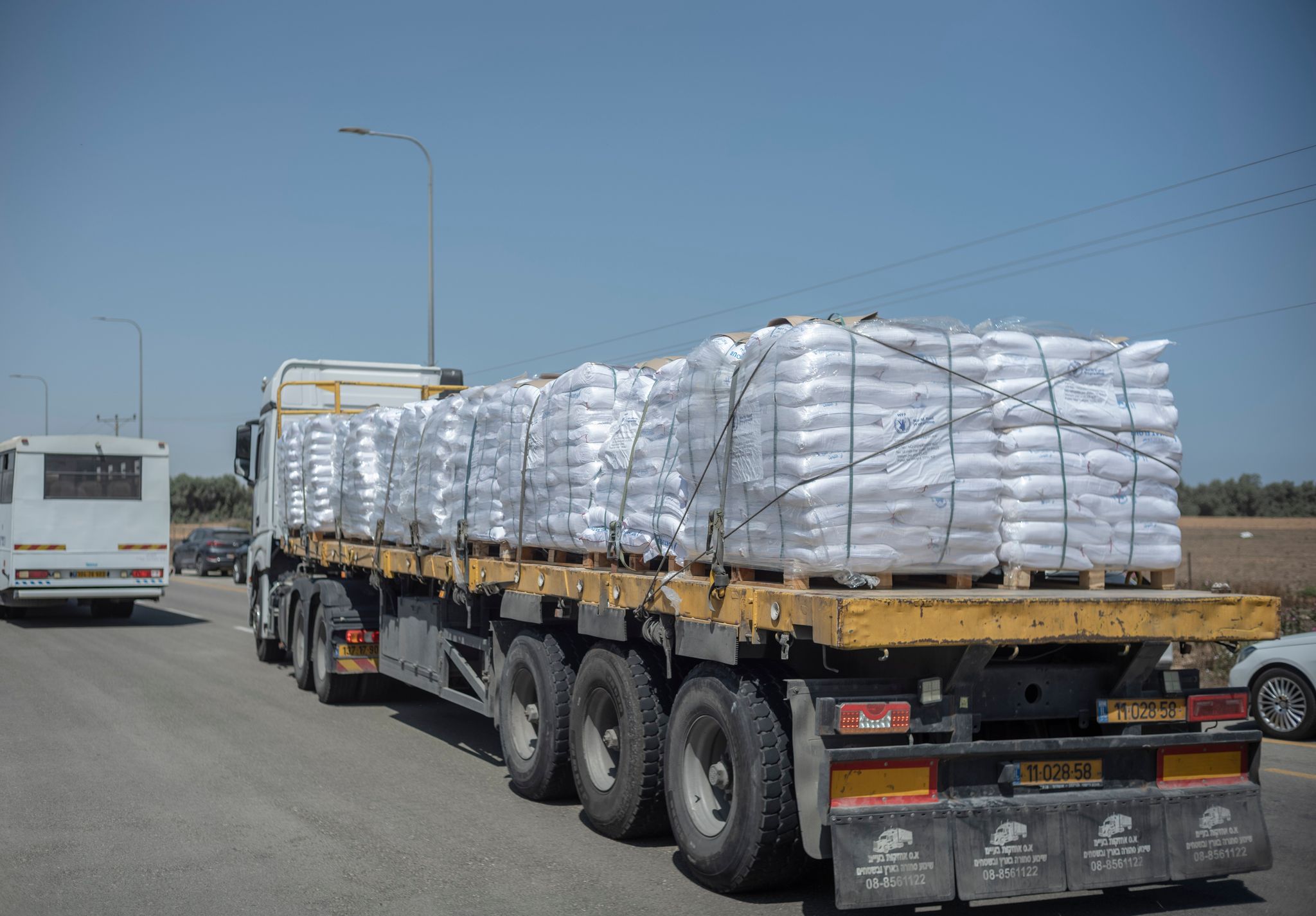 Im Rahmen der Waffenruhe-Vereinbarung sollen pro Tag 600 Lkw mit Hilfsgütern in den Gazastreifen kommen. (Archivbild)