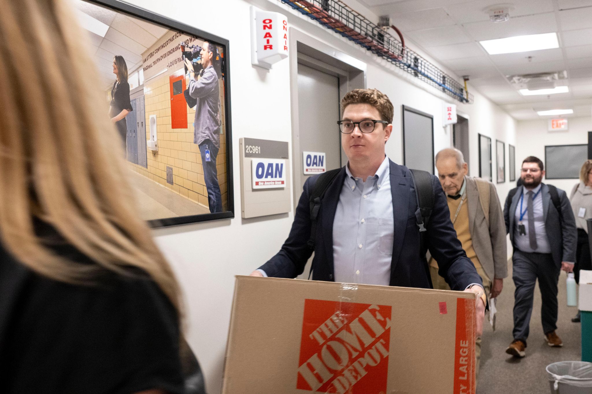 Mitglieder des Pentagon-Pressekorps verlassen das US-Verteidigungsministerium.