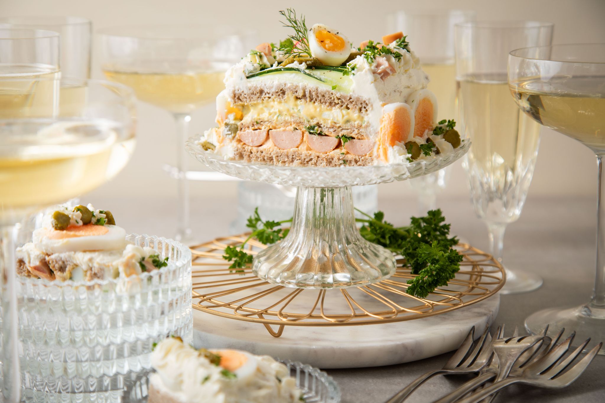 Schicht für Schicht zur Brottorte: Mit Eiersalat, Wiener Würstchen und Obazda-Füllung sorgt die viereckige Torte für Bewunderung.