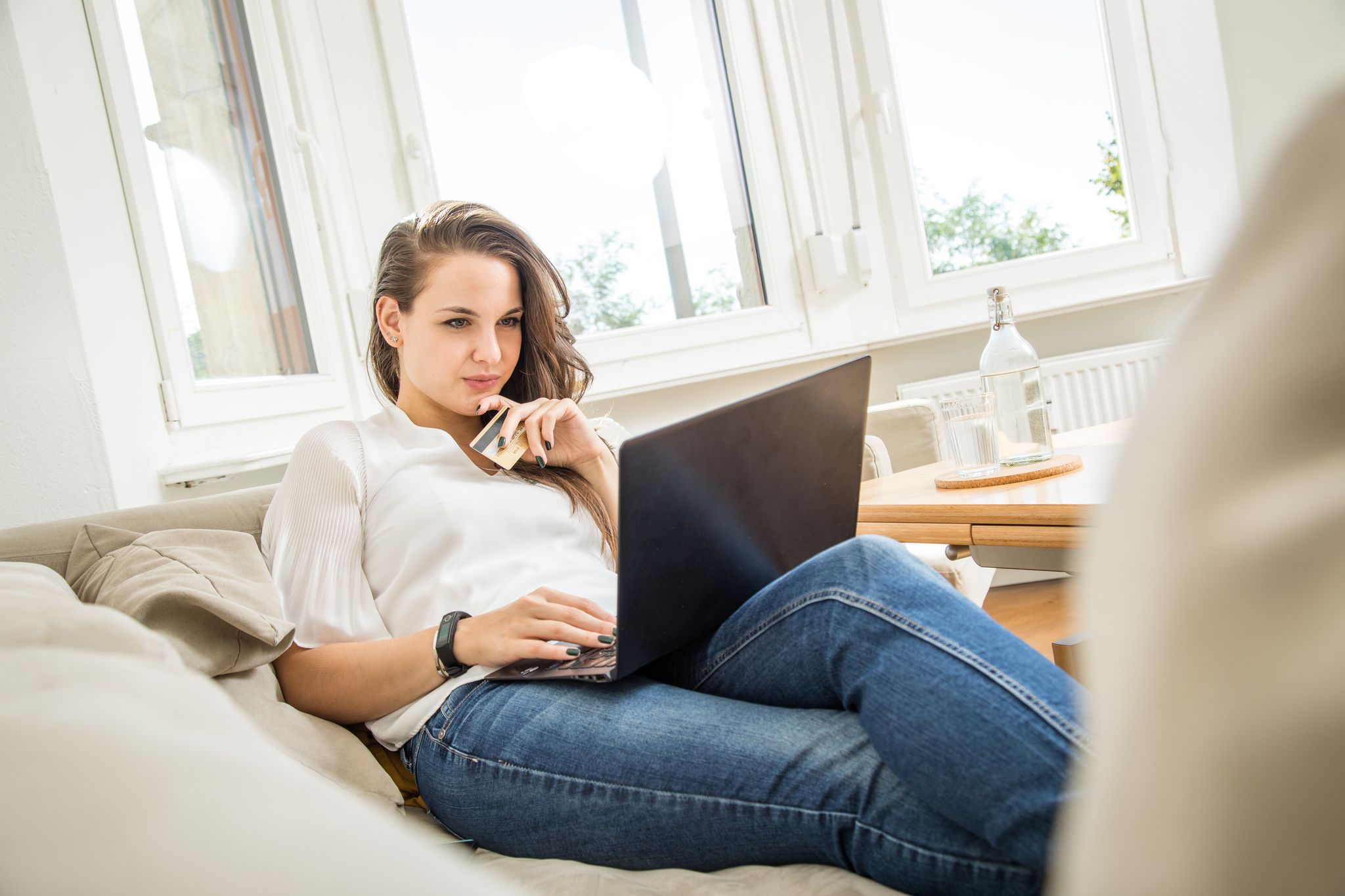 Einfach von der Couch zu Hause über den Laptop oder unterwegs mit dem Smartphone zu shoppen, ist für uns zu einer Selbstverständlichkeit geworden. Aber wie geht das nachhaltiger?
