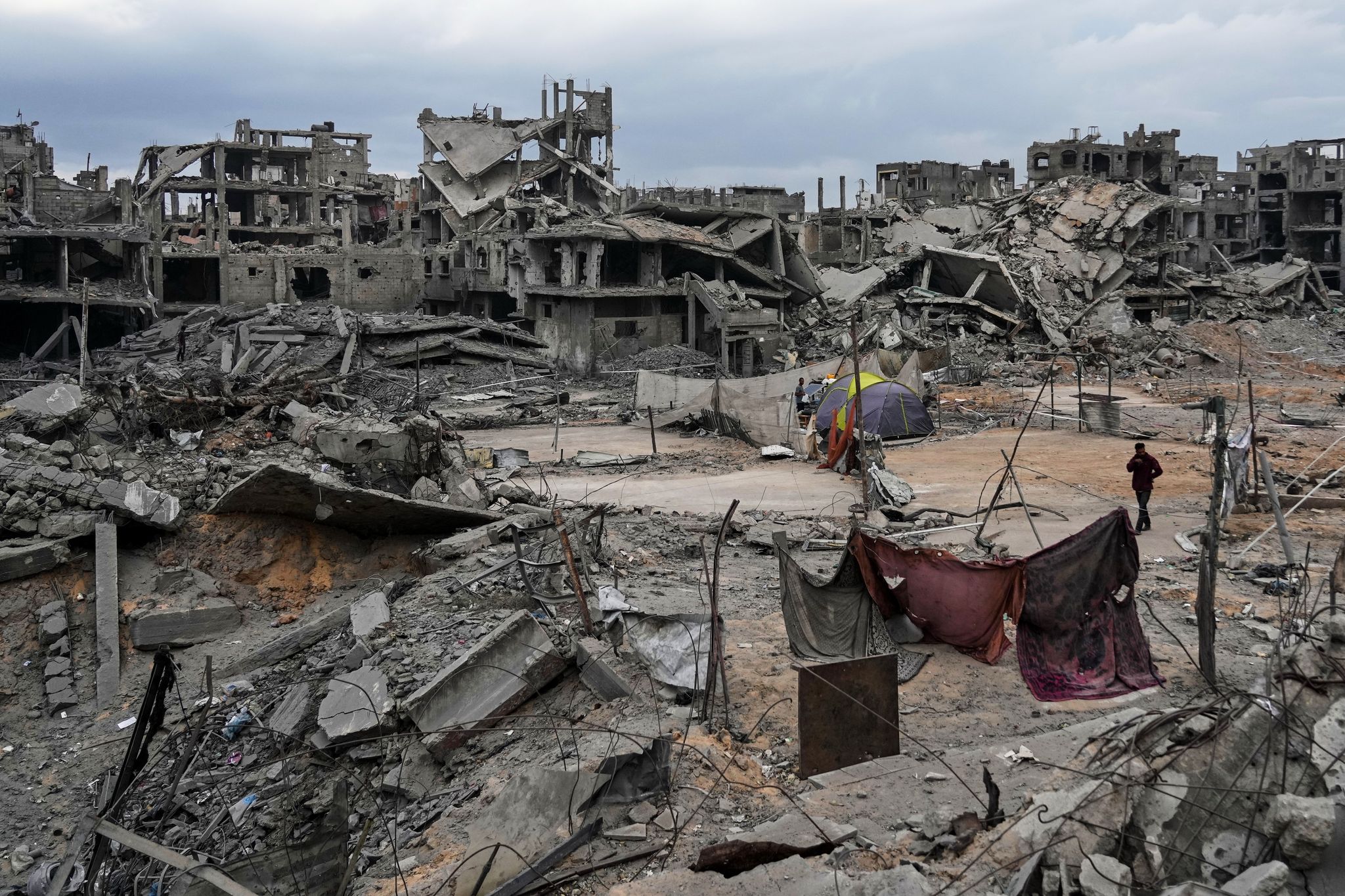 Viele Leichen von Geiseln könnten mutmaßlich unter den Ruinen ausgebombter Gebäude oder in Tunnelschächten verschüttet sein. (Archivbild)