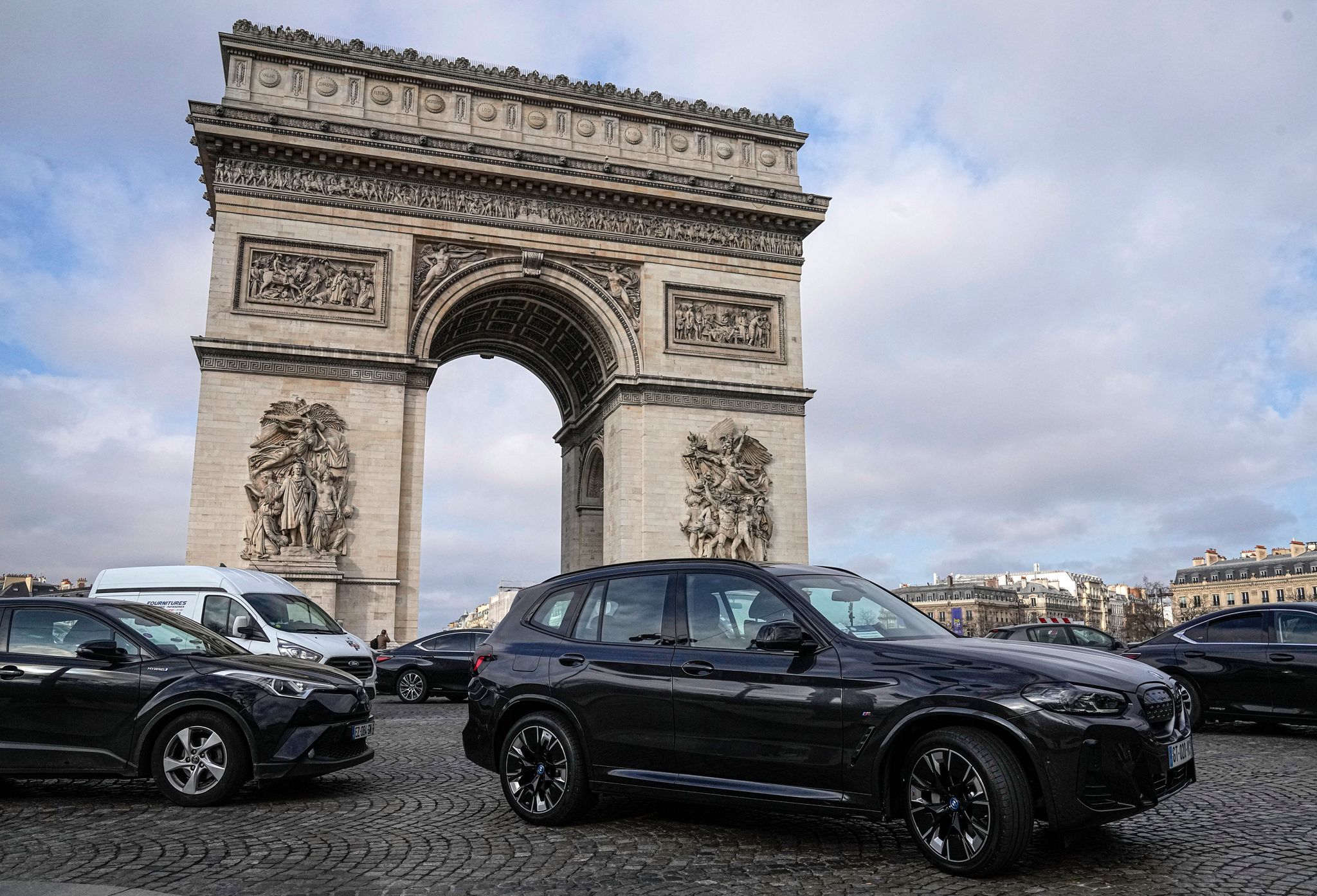SUVs zahlen in Paris deutlich höhere Parkgebühren. (Archivbild)