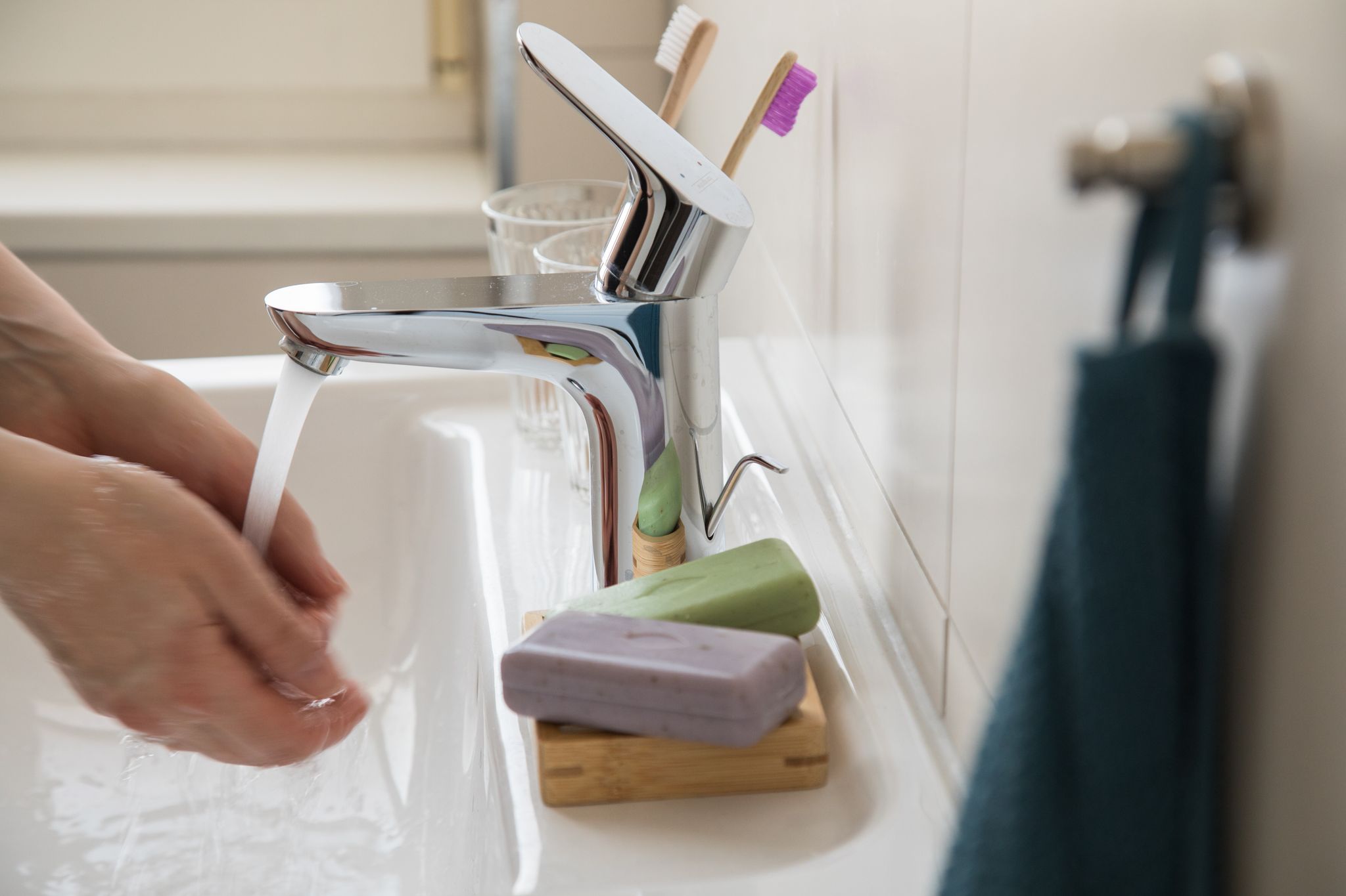 Damit warmes Wasser aus der Leitung kommt, wird bei zentralen Lösungen oft viel Energie benötigt.