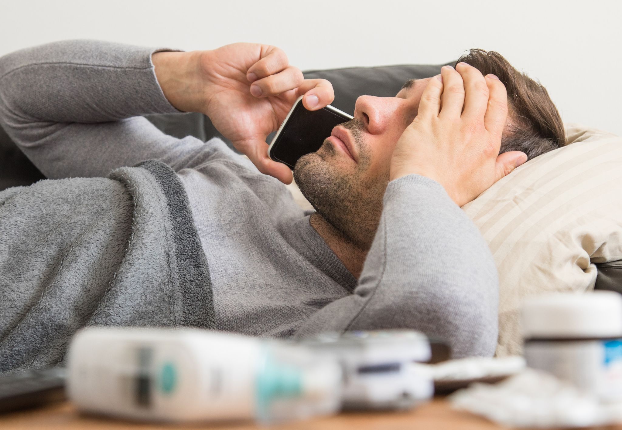 Krankmeldung bitte telefonisch! Das kann der Arbeitgeber so vorschreiben.